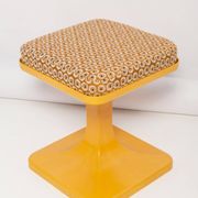 Tabouret fleurs jaune moutarde milieu du siècle, Pologne, années 1970