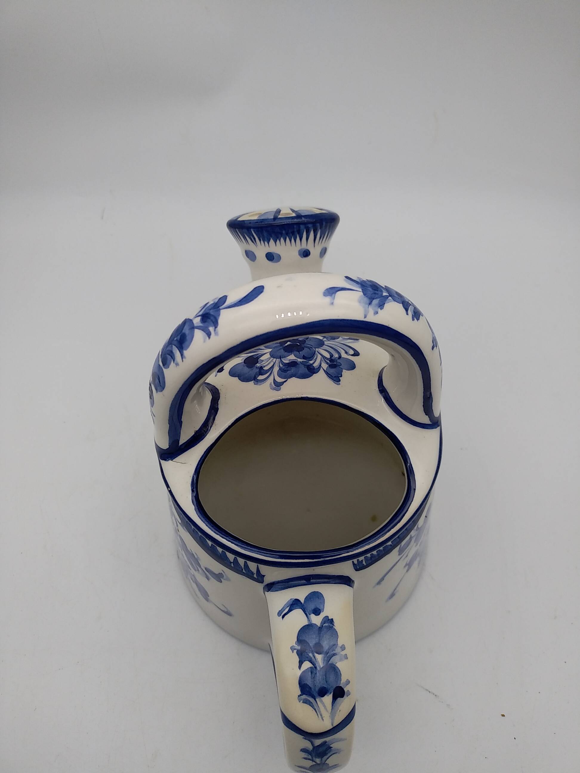 Vase Arrosoir en faience à décor floral . St Clément .
