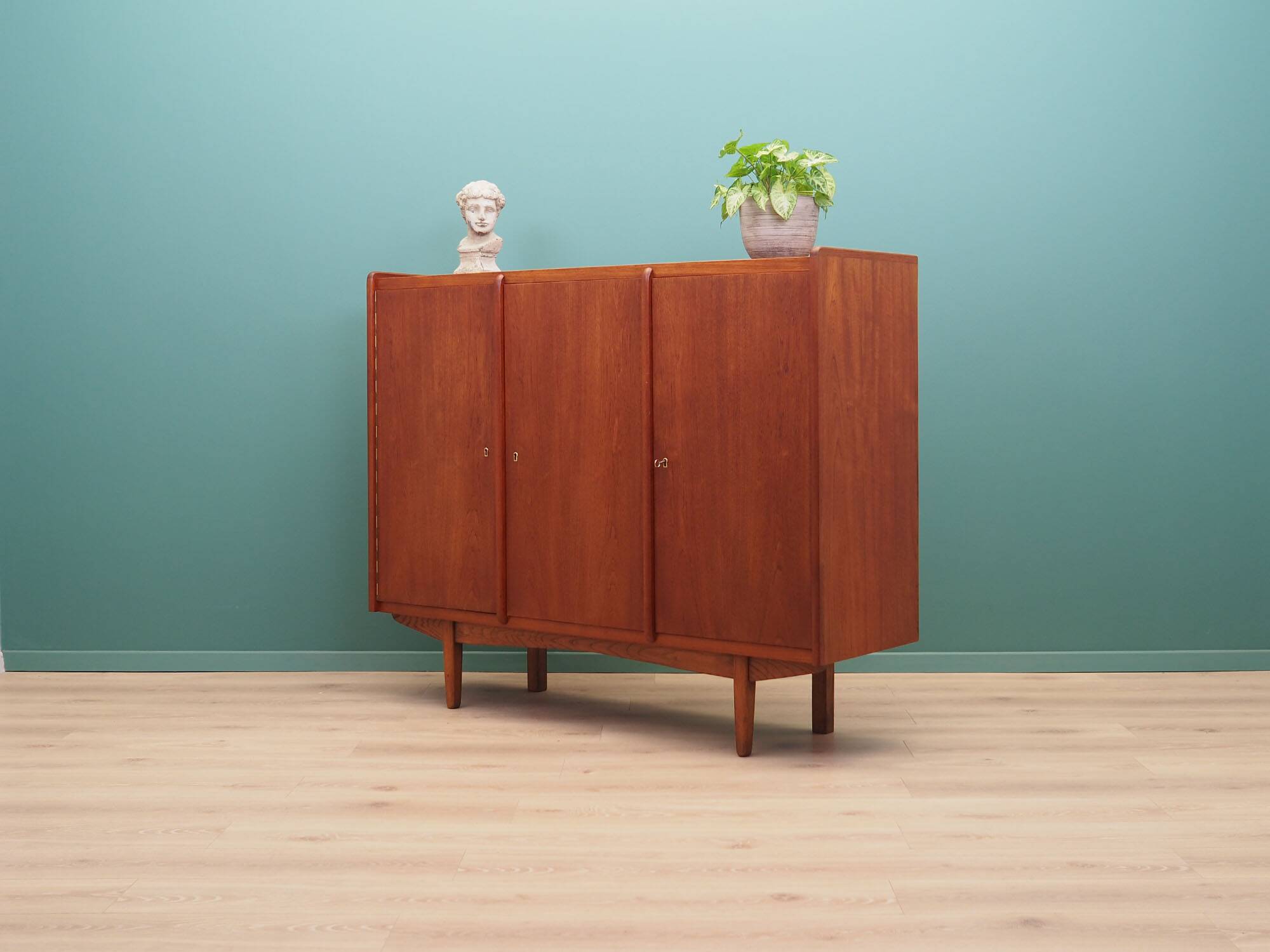 Buffet haut en teck, design danois, années 1960, production : Danemark
