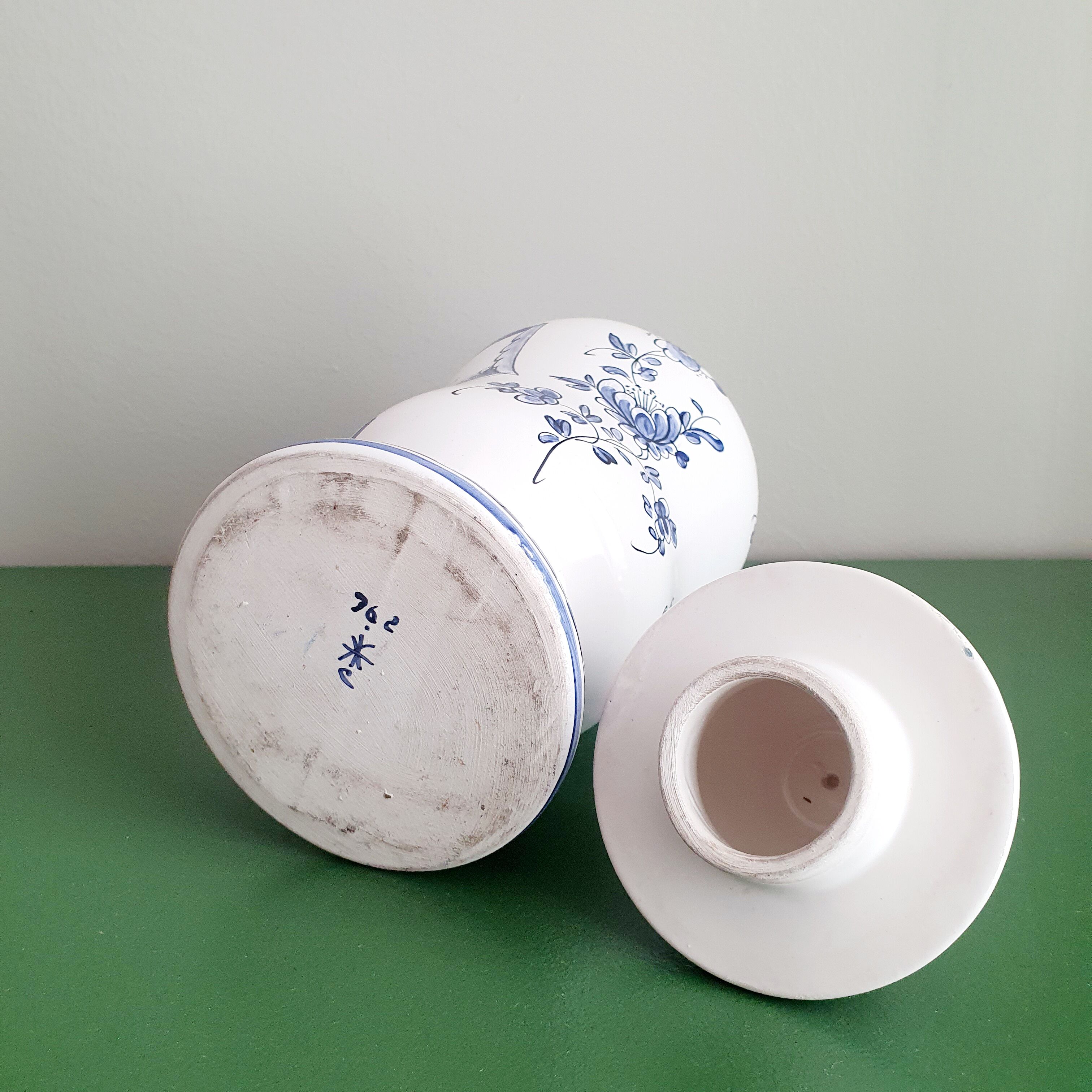 Ceramic apothecary pot