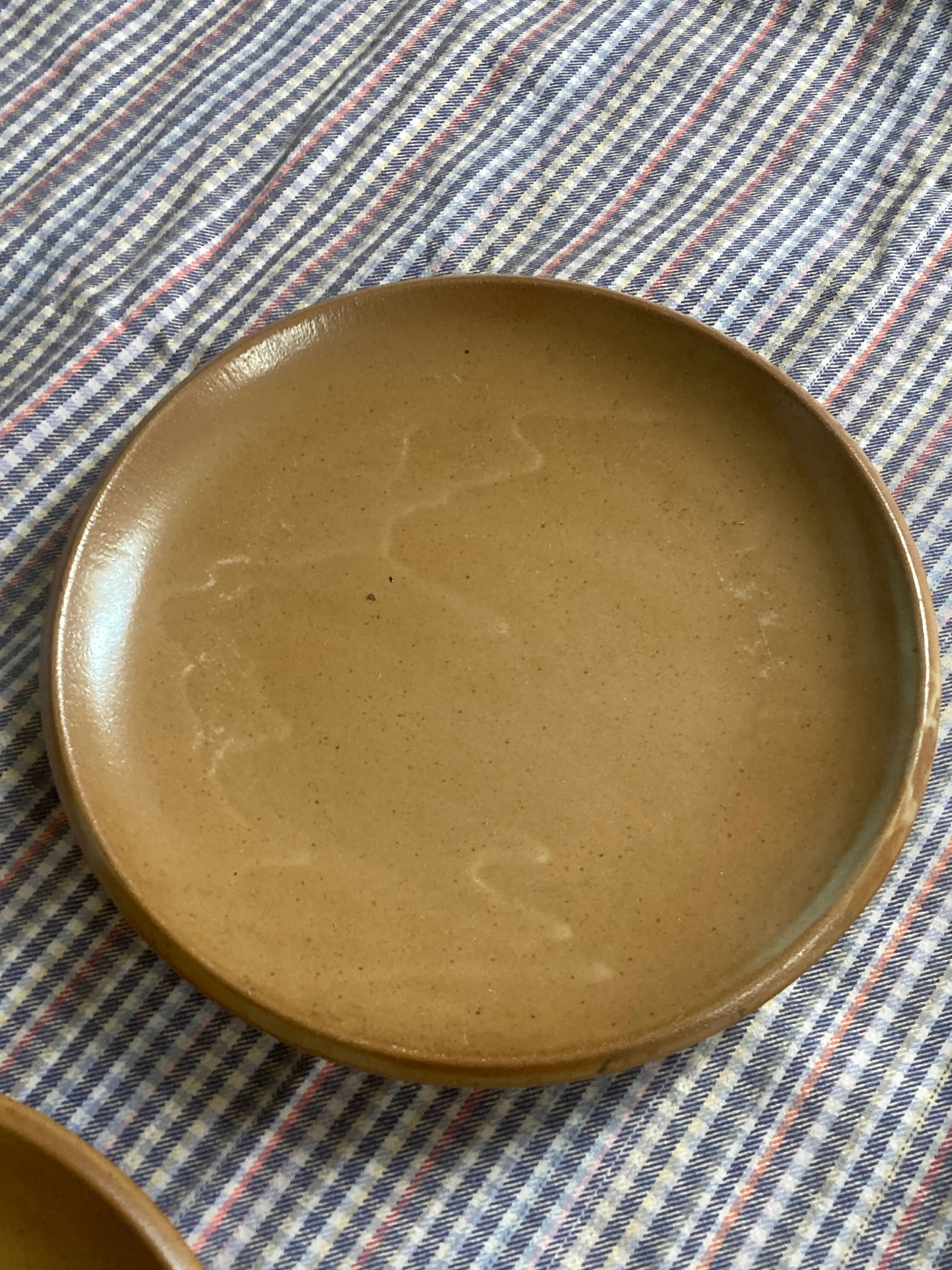 8 assiettes plates en grès de Berne vintage