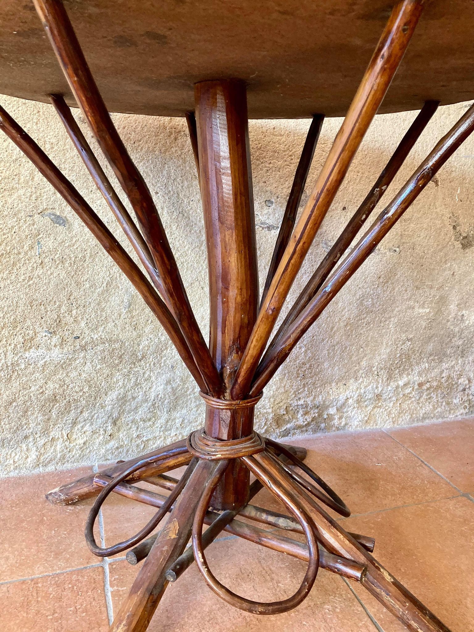 Table in braided chestnut