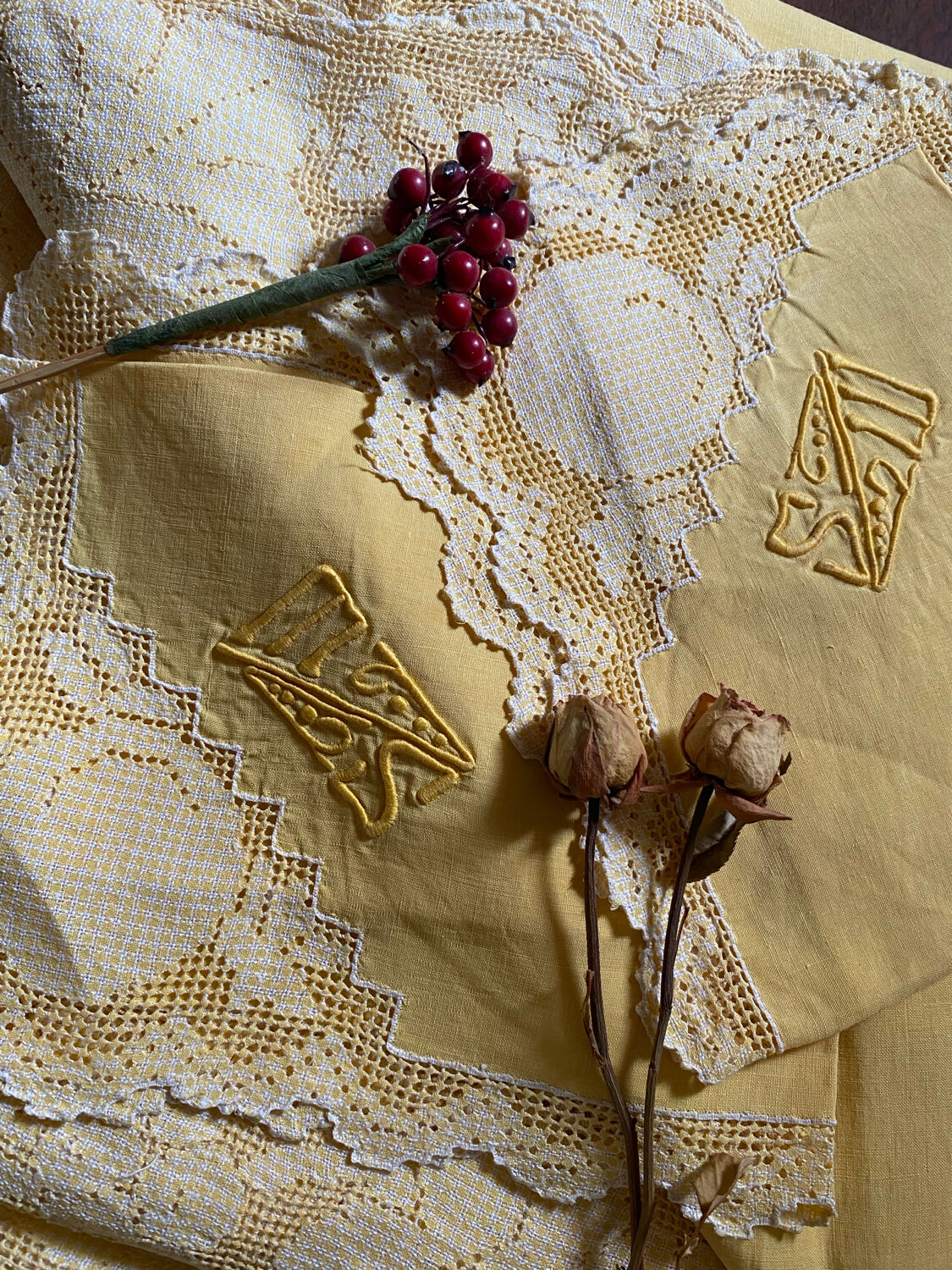 Tablecloth and 12 straw-colored napkins from the 50s.