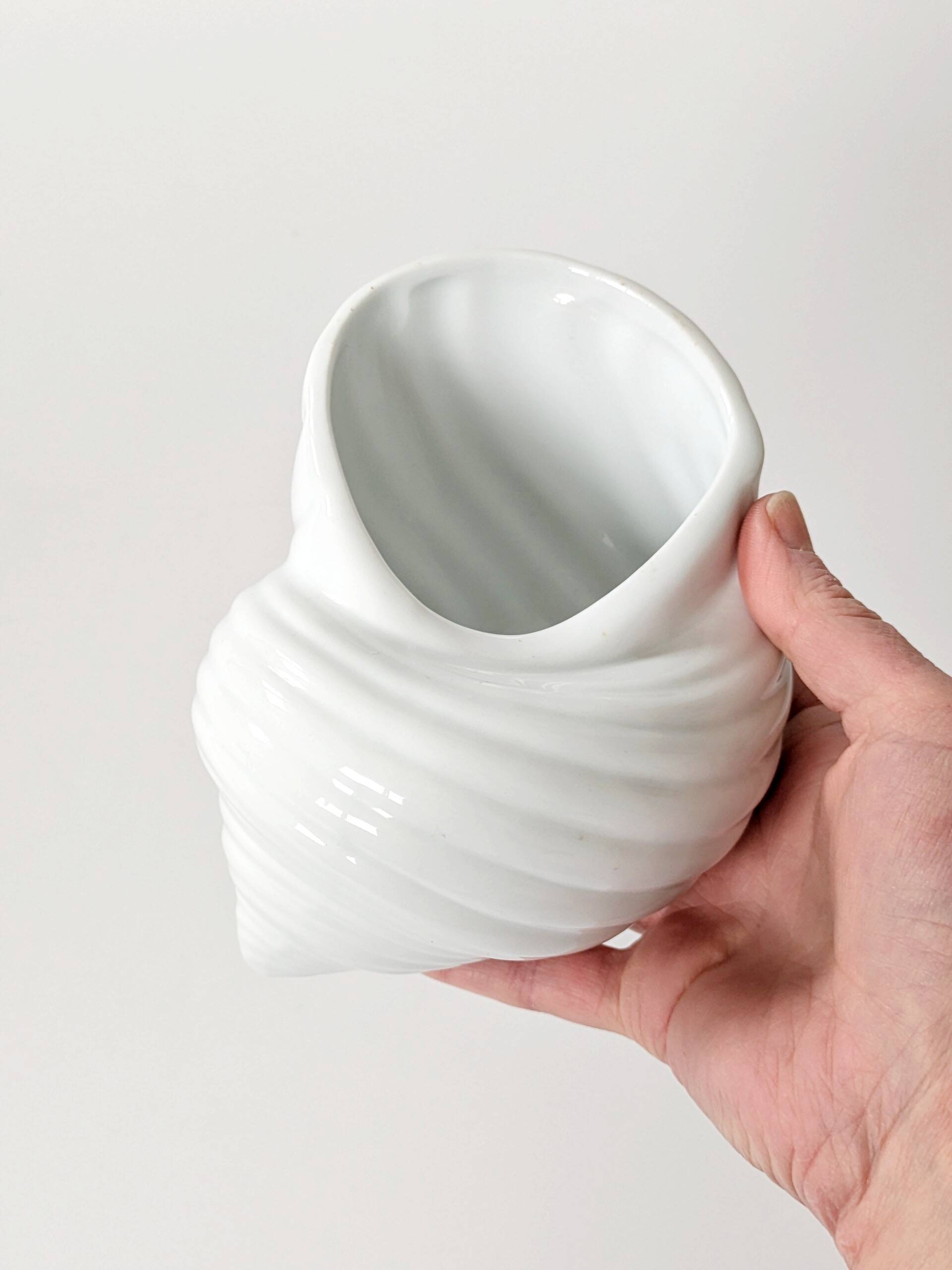 Shell-shaped porcelain catchall, Royal KPM Bavaria from the 1970s.