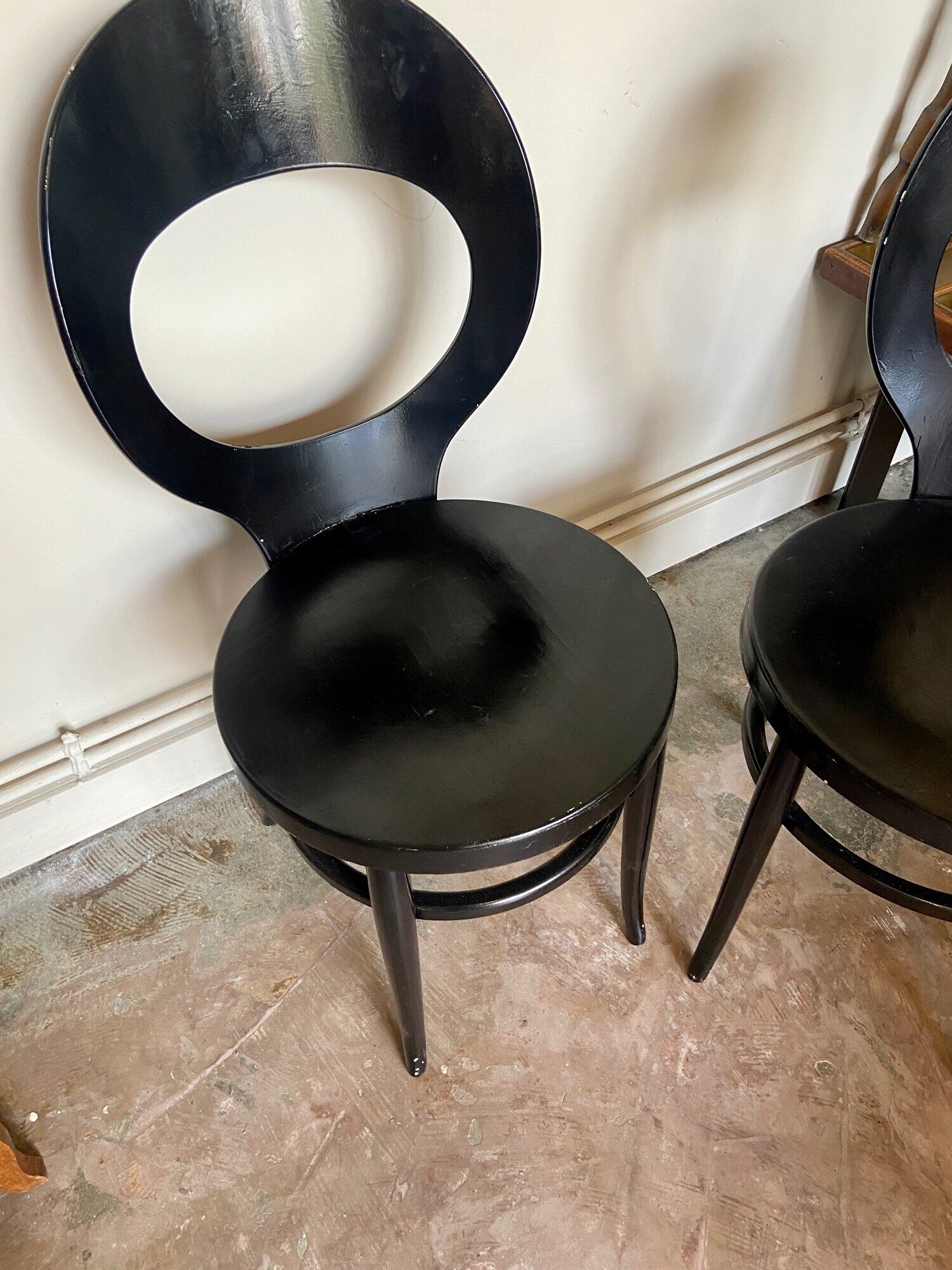 2 chaises "Mouette" par Baumann en bois noir
