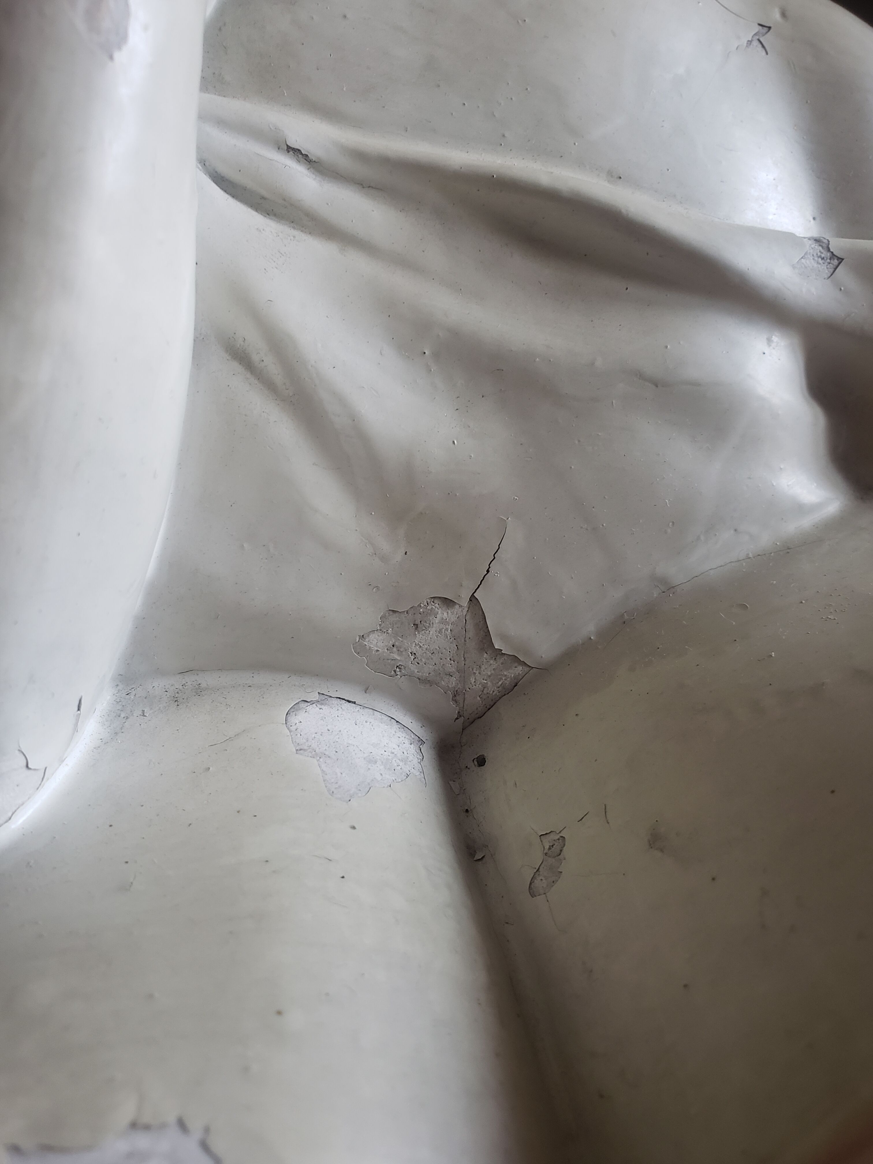 Bust of a woman in plaster The e-reader