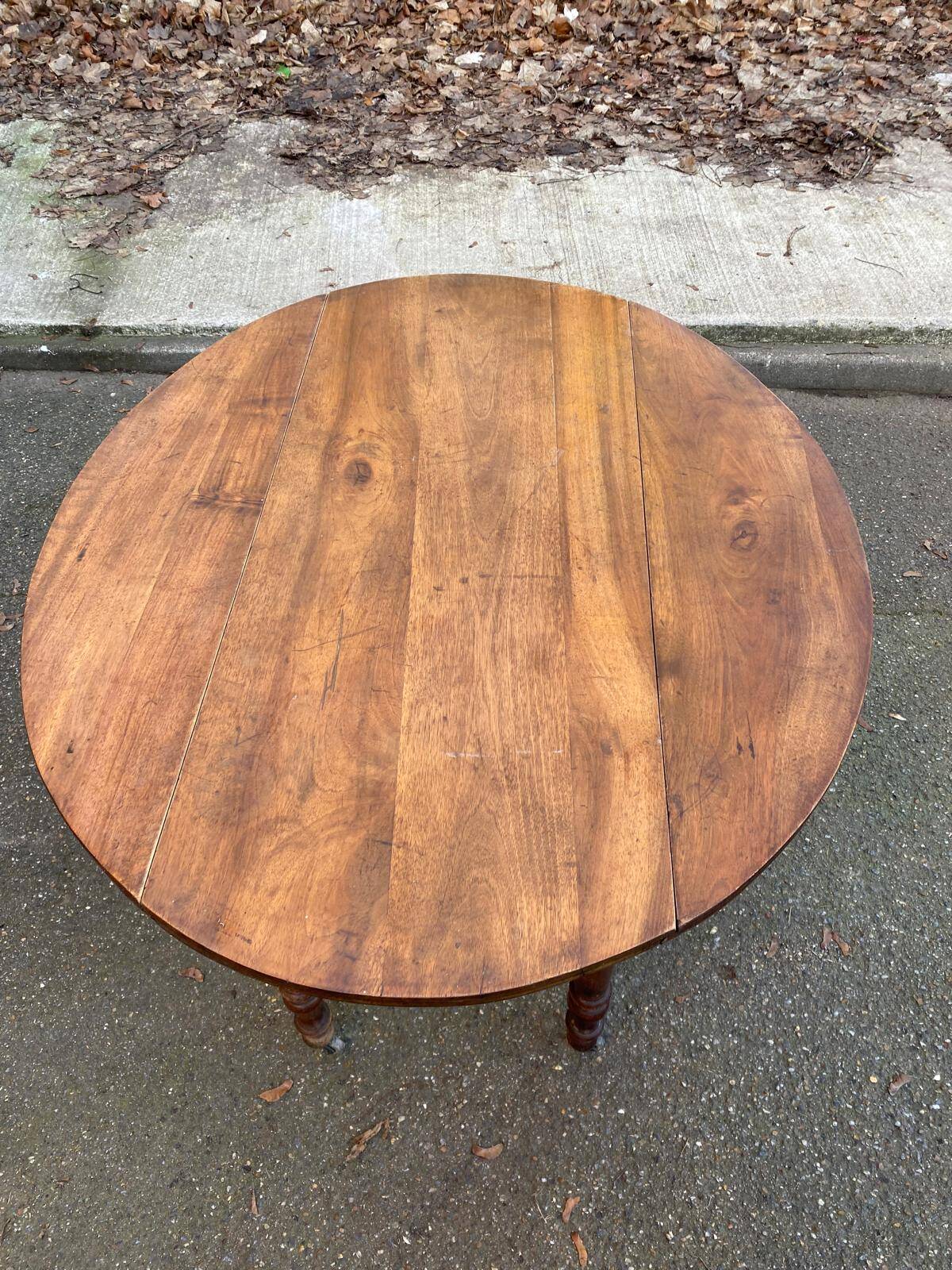 Oval extendable table with leaves Louis Philippe in solid wood, 19th century, with drawer.