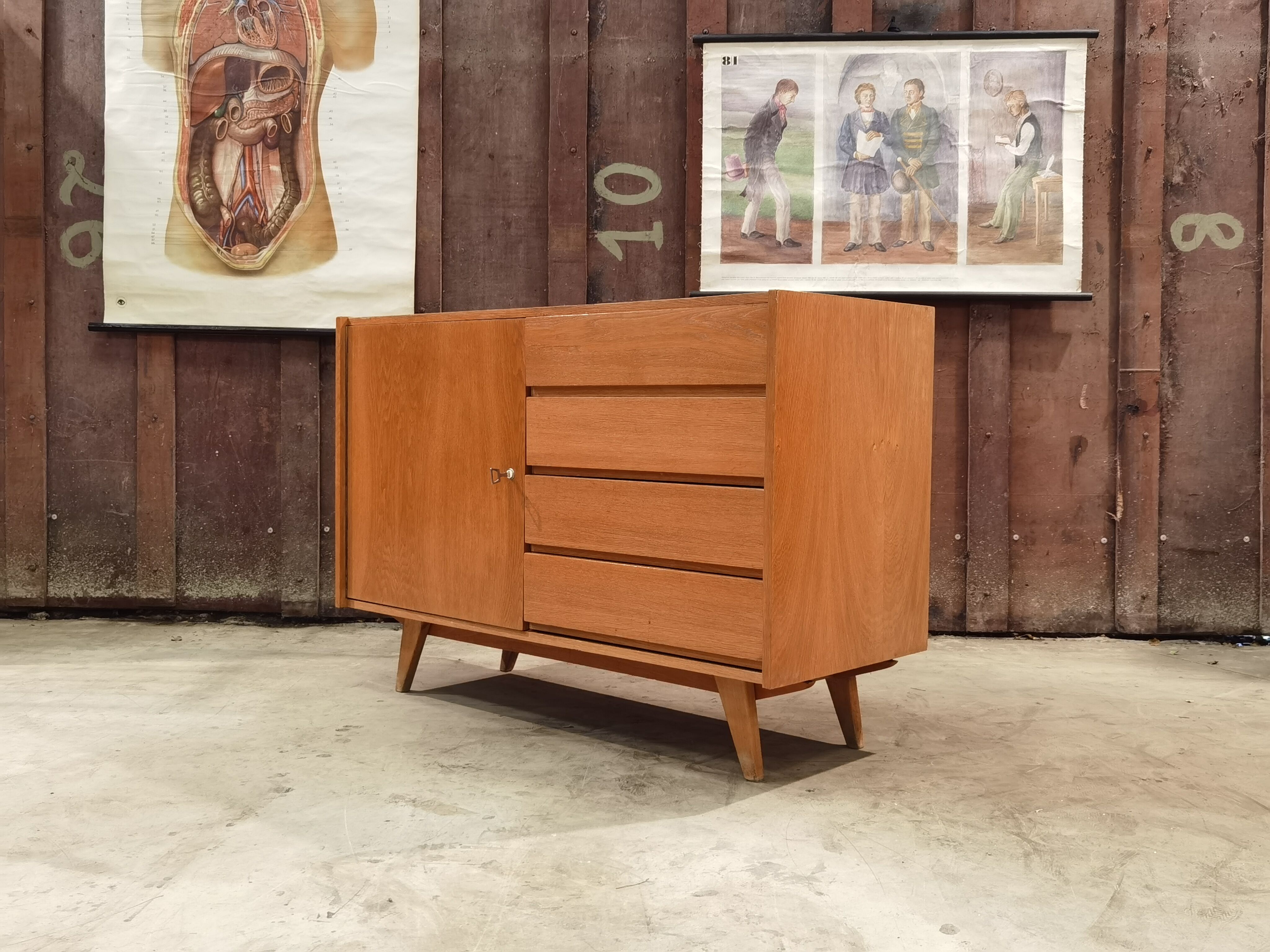 Buffet, U 458 by Jiri Jiroutek