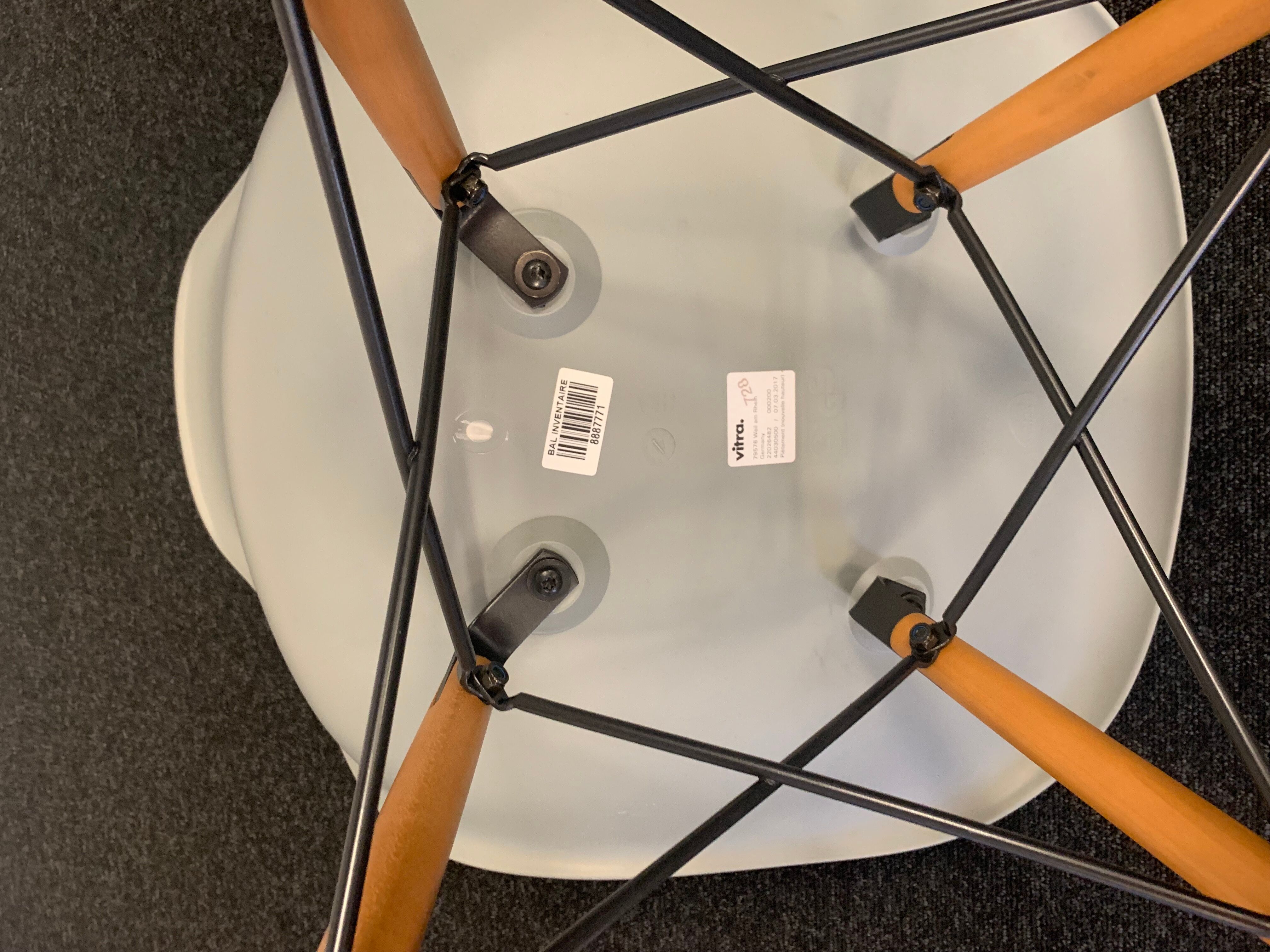 Chaise DSW par Charles & Ray Eames, Vitra (gris clair)