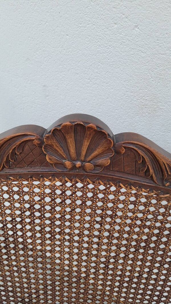 Fauteuil canné Louis XV Régence accoudoirs cuir décorées coquille