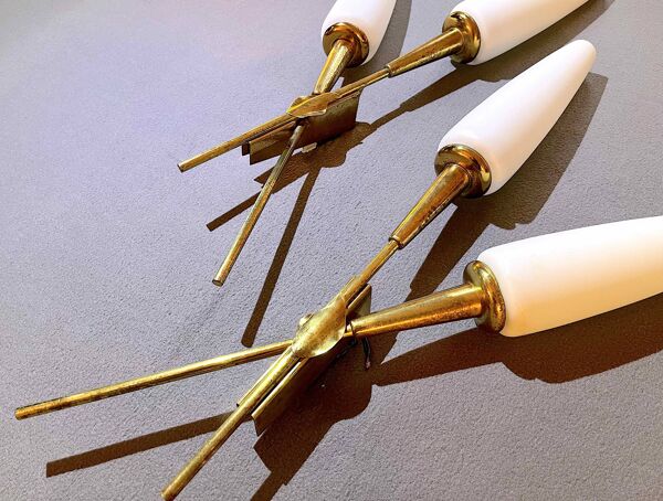 Paire d'appliques doubles croisées en laiton et opaline, Maison Arlus, France, Mid-Century