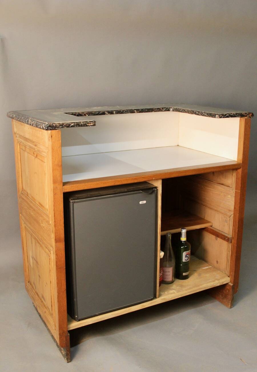 Counter bank with grape decoration