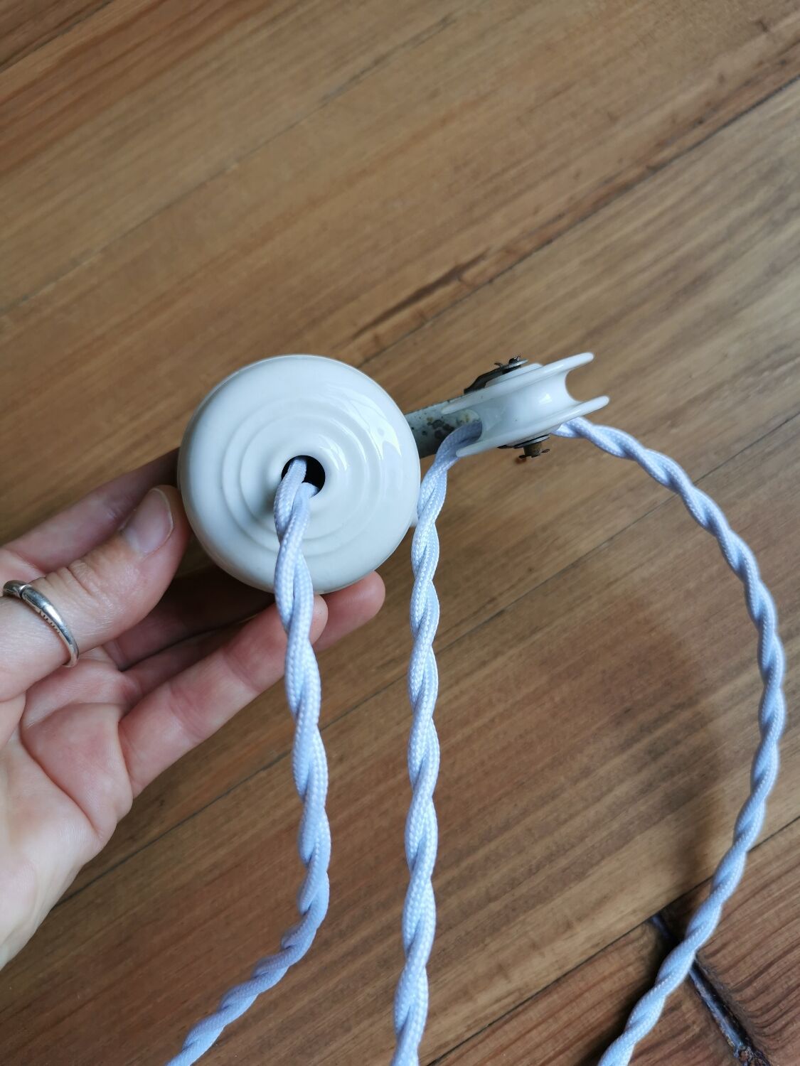 Opaline suspension with up and down