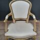 Fauteuil laqué blanc de style Louis XV
