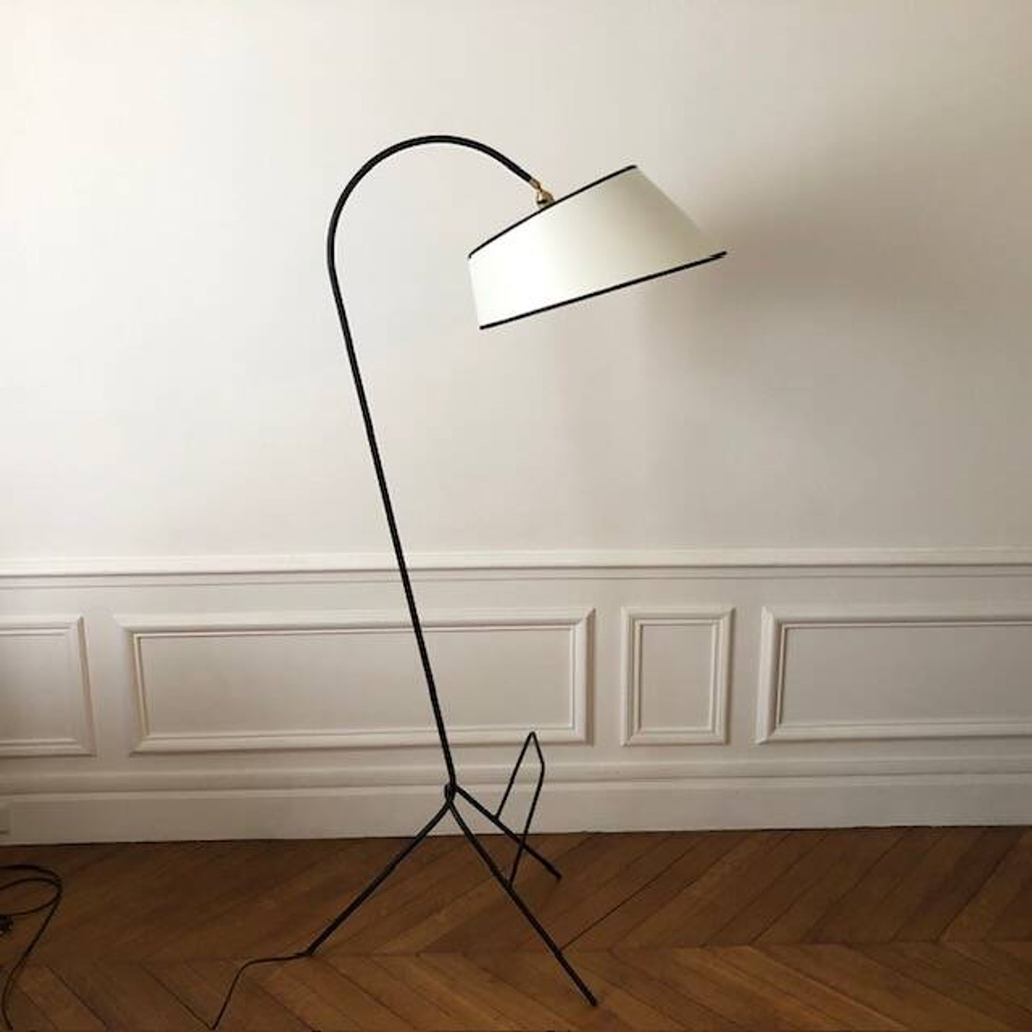 Lampadaire tripode et porte revue 1950
