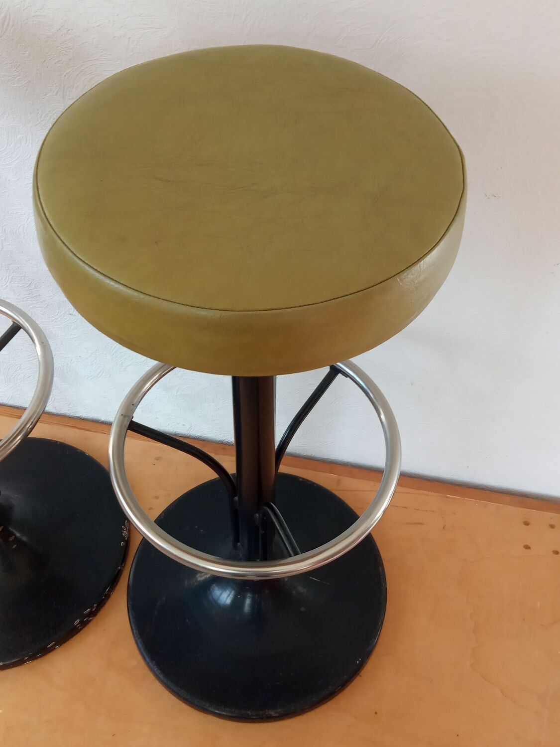 Pair of 60s tulip foot bar stools