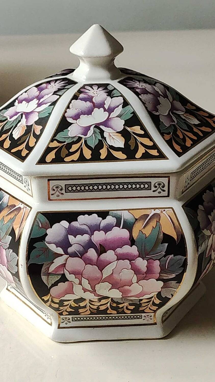 Candy jar/tea pot/Ginger. Asian style, Floral/peony motifs. Exclusive decor, Made in Italy