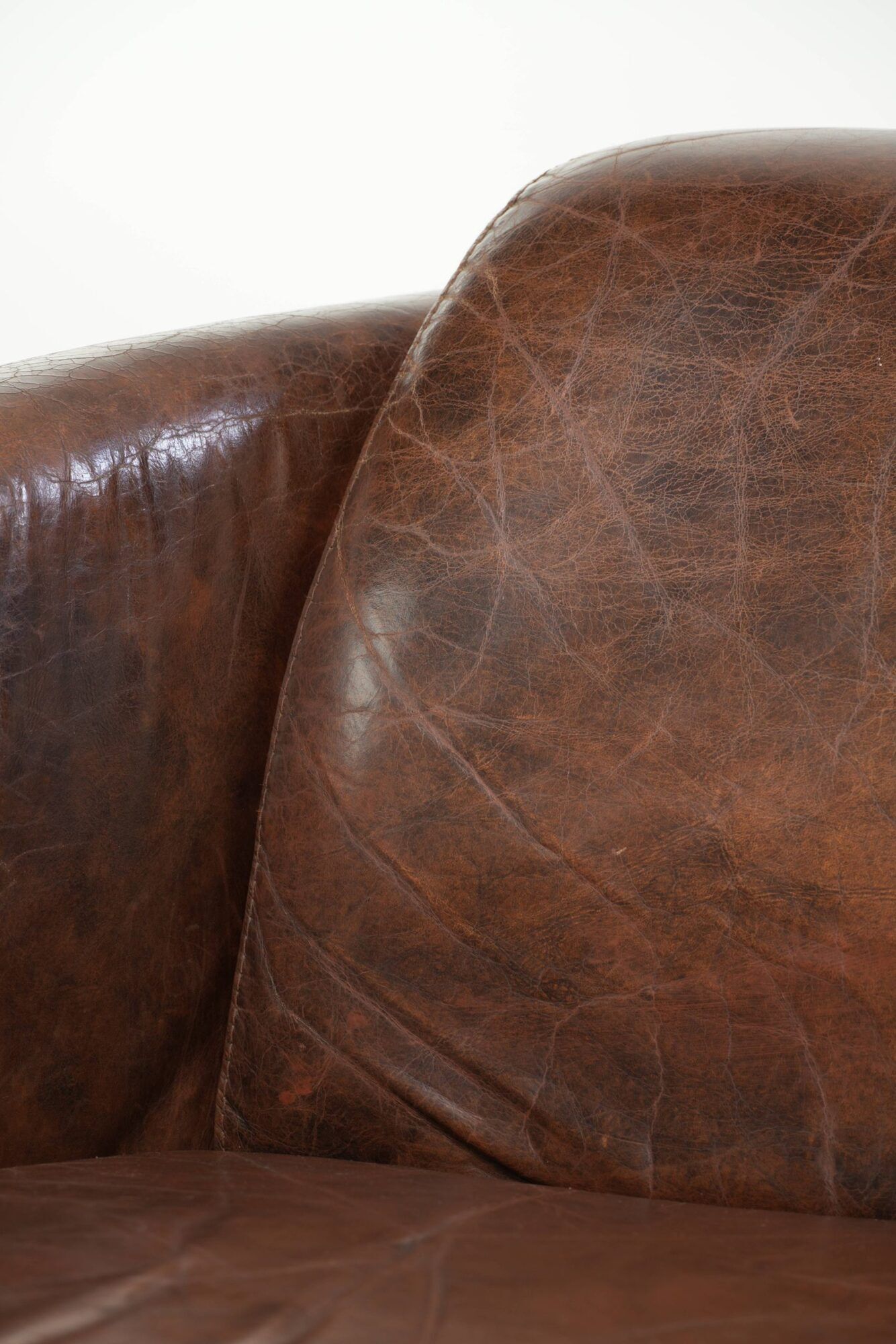 Cow leather armchair in Aviator design with patina and a warm appearance
