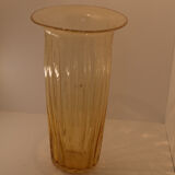 Vase jaune en verre soufflé