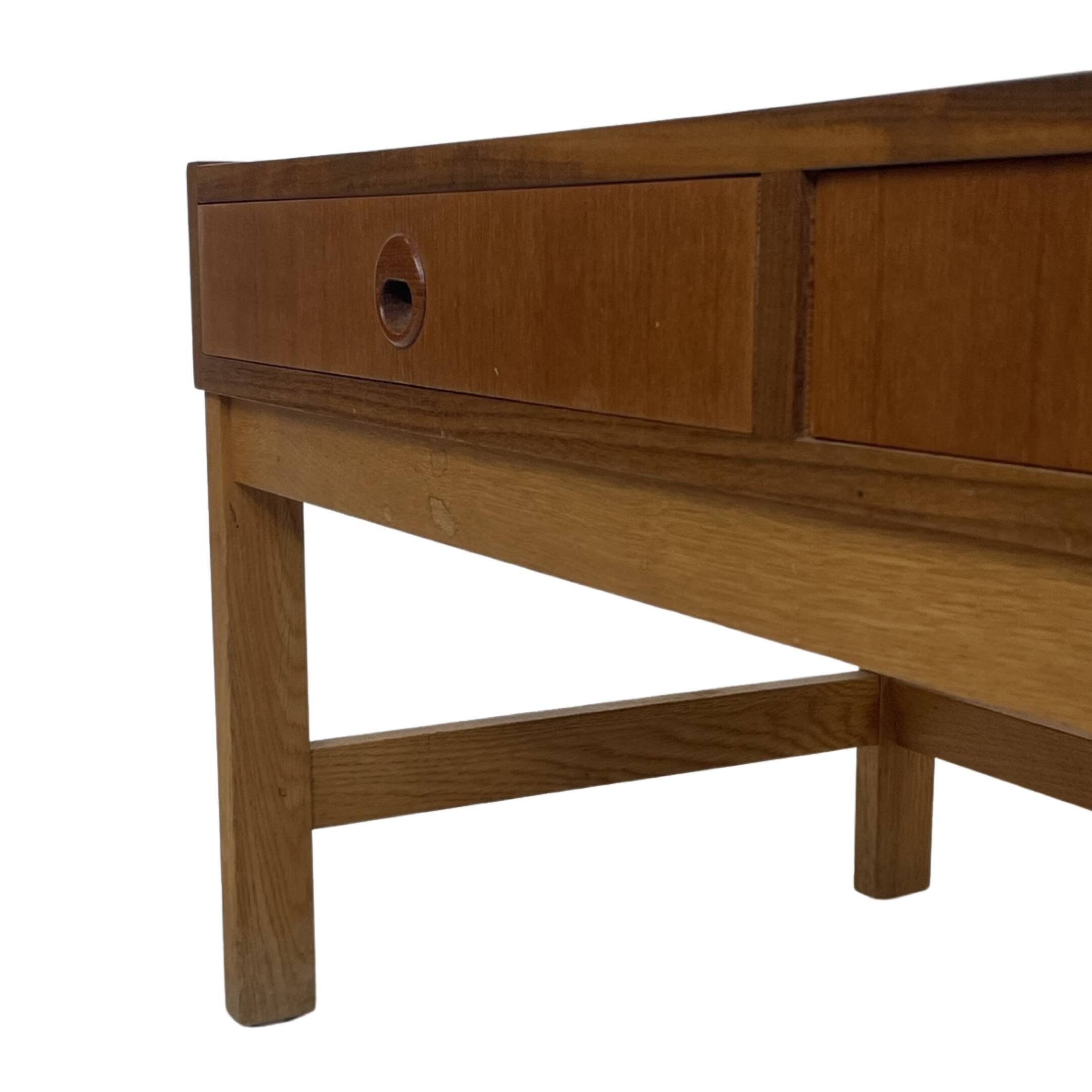 Meuble bas vintage danois modèle 1960, placage de teck