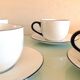 Suite de huit tasses en porcelaine blanche à liseré bleu / vintage années 70-80