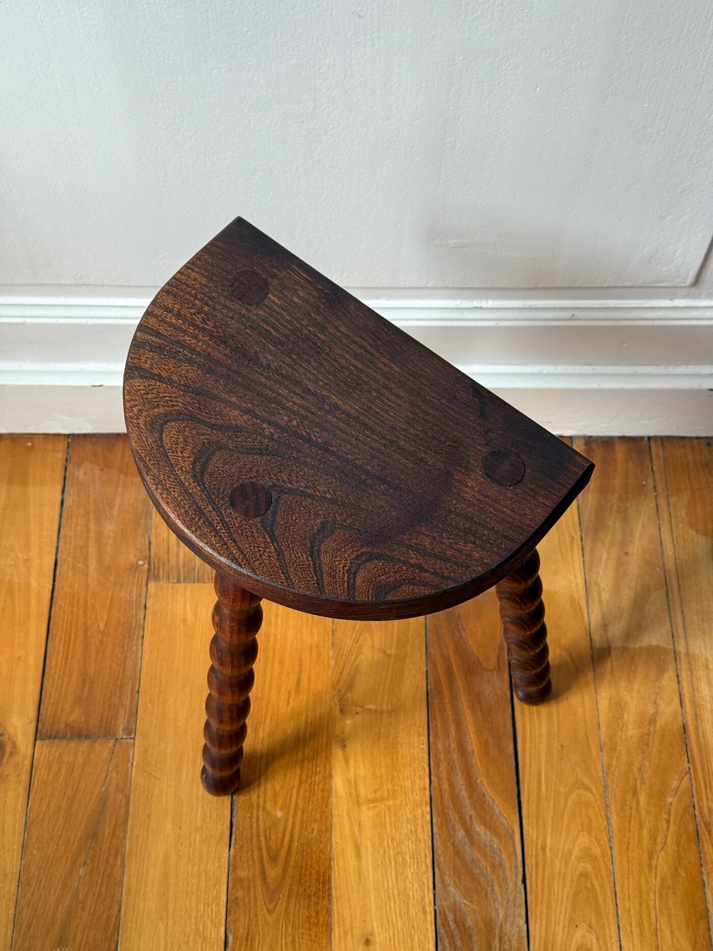 Tabouret tripode en bois tourné