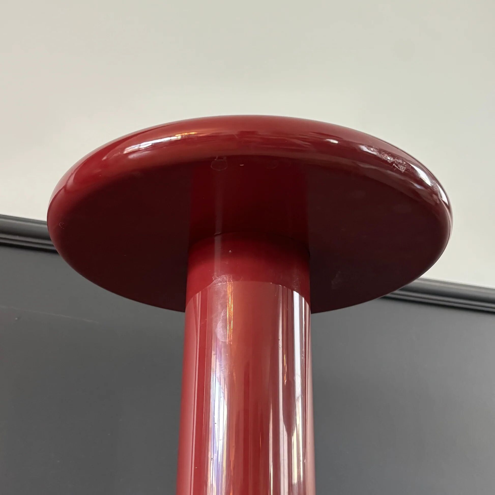 Porte-plante / sellette en plastique bordeaux vintage
