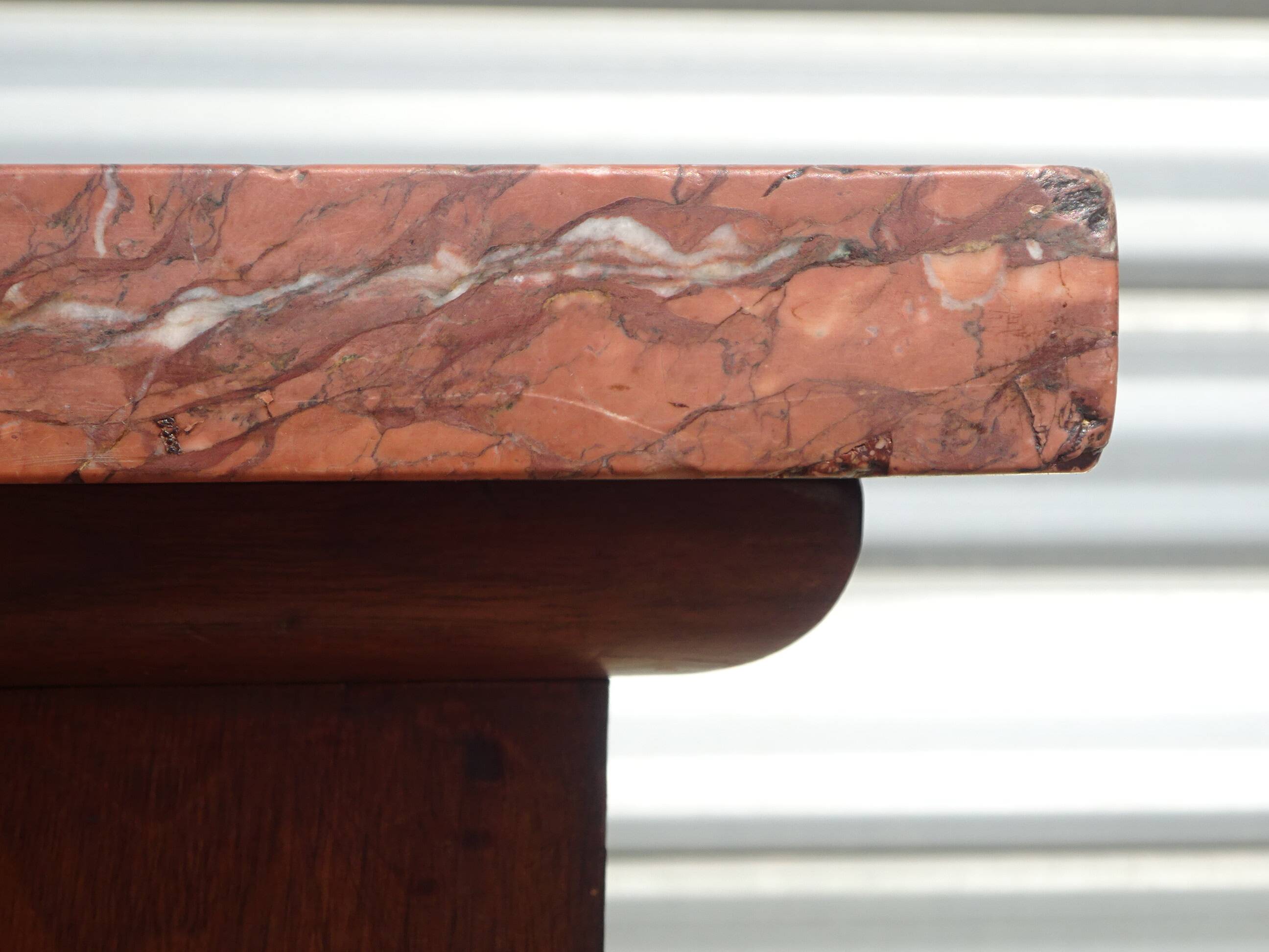 Console époque Restauration, style  Charles X en noyer avec marbre griotte