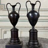 Paire de vases en bronze patine noire, XIXème siècle
