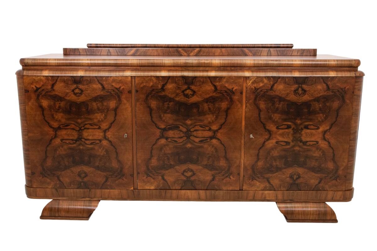 Walnut buffet, Art Deco chest of drawers.