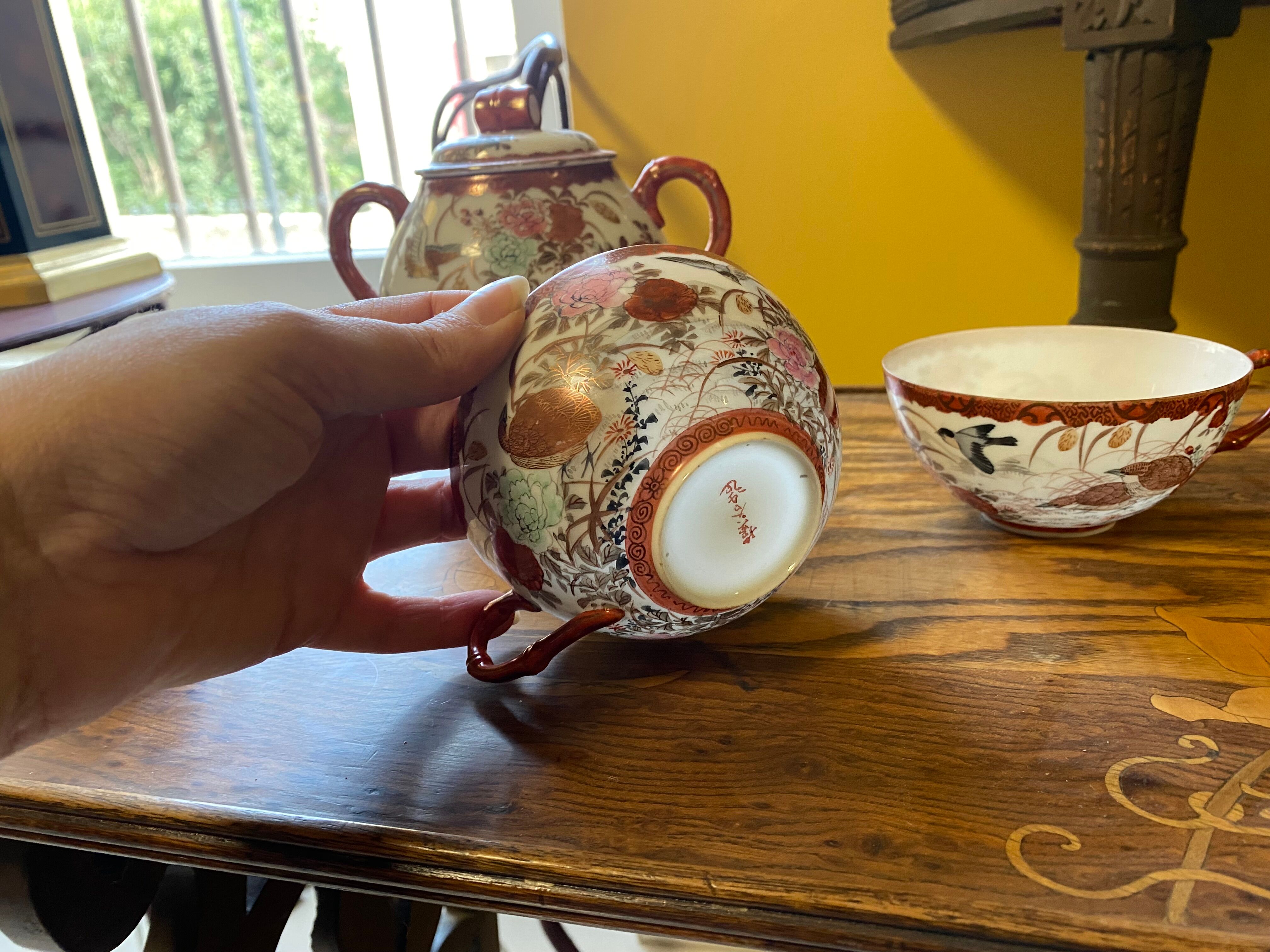 Lot of tea cups and Chinese porcelain pot