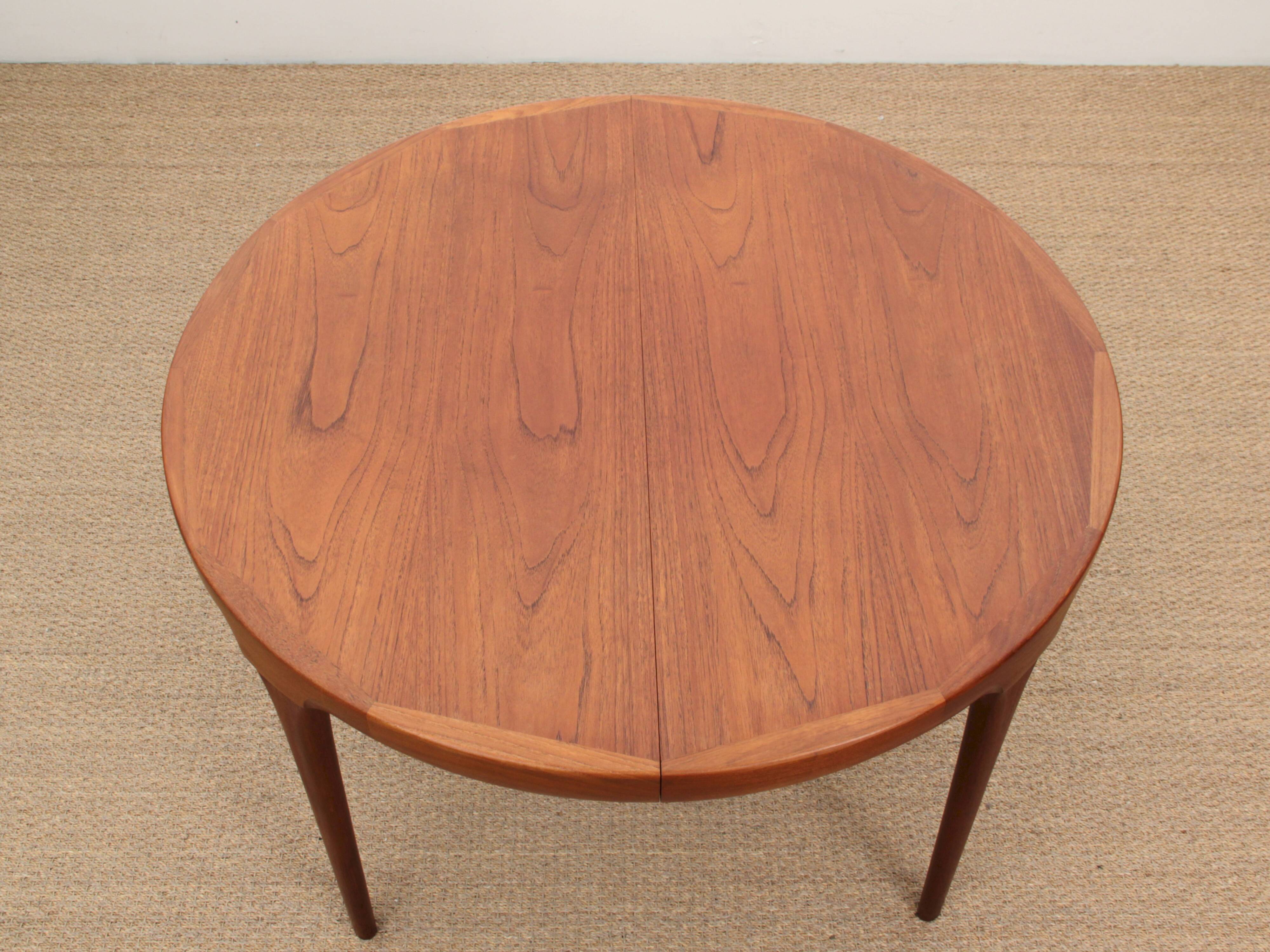 Round teak dining table, 4/10 people.