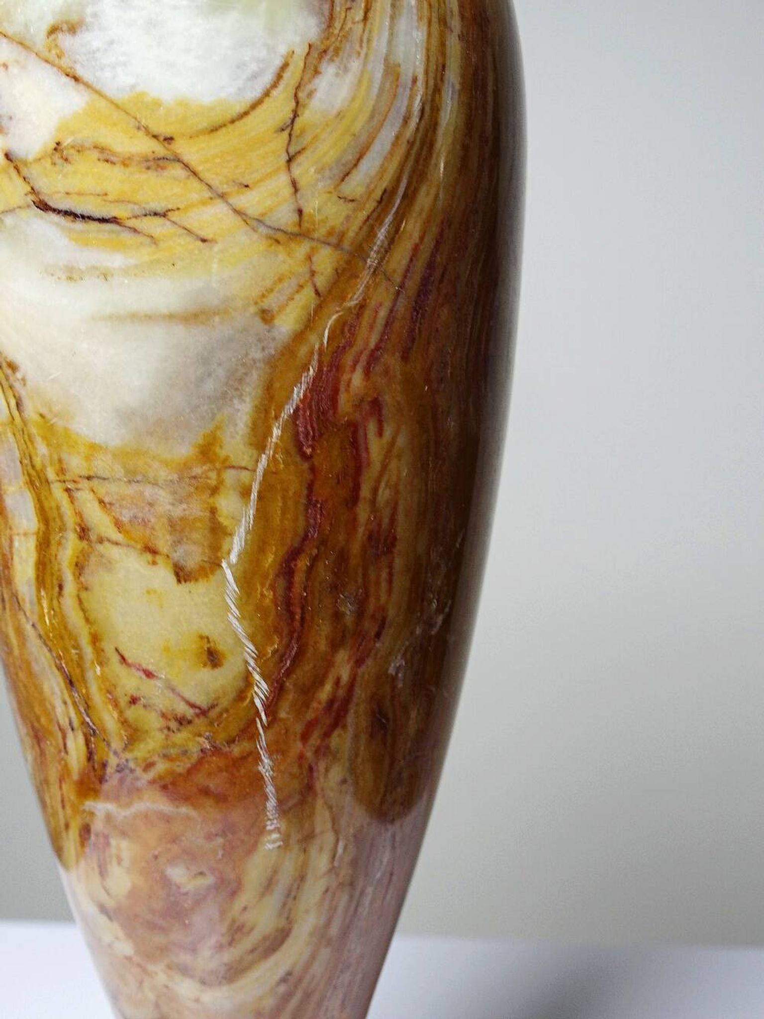 A pair of vintage baluster vases in green striped onyx from Italy, mid-century.
