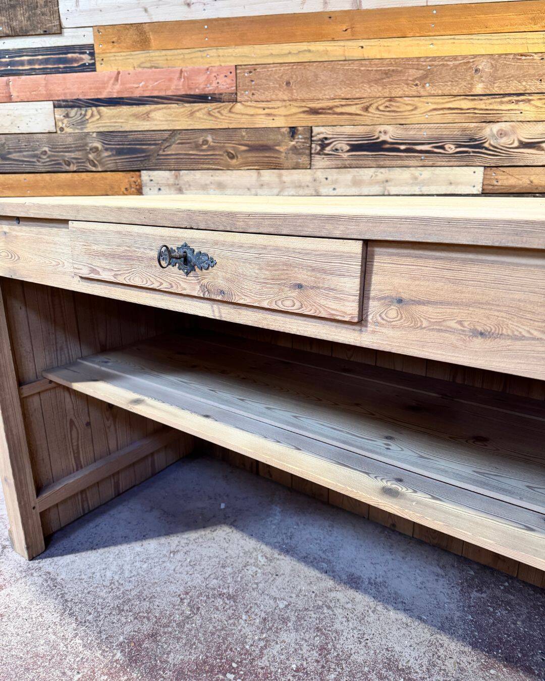Shop counter in sandblasted pitch pine - Circa 1940