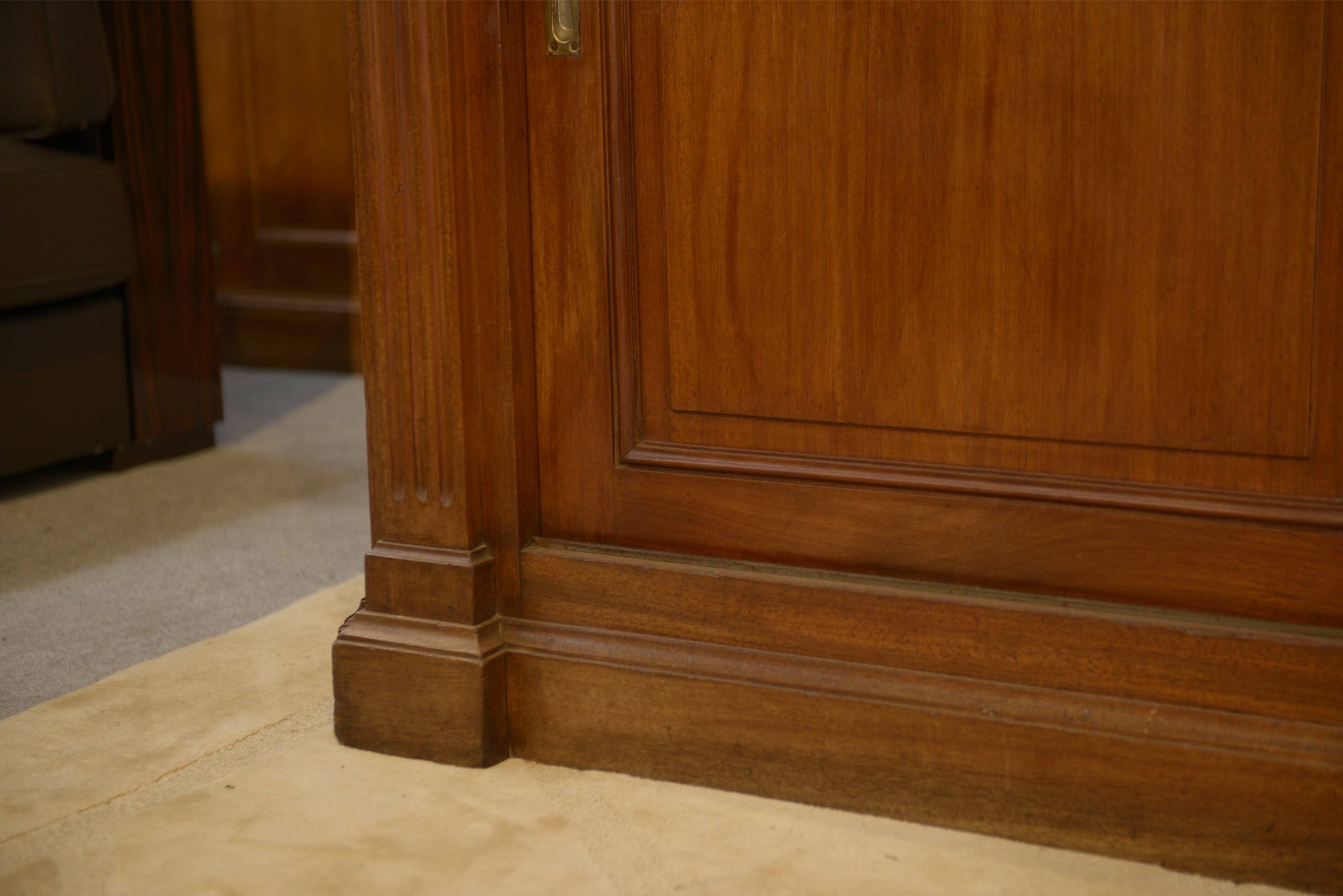 Mahogany workshop furniture with three sliding doors from the 1920s.