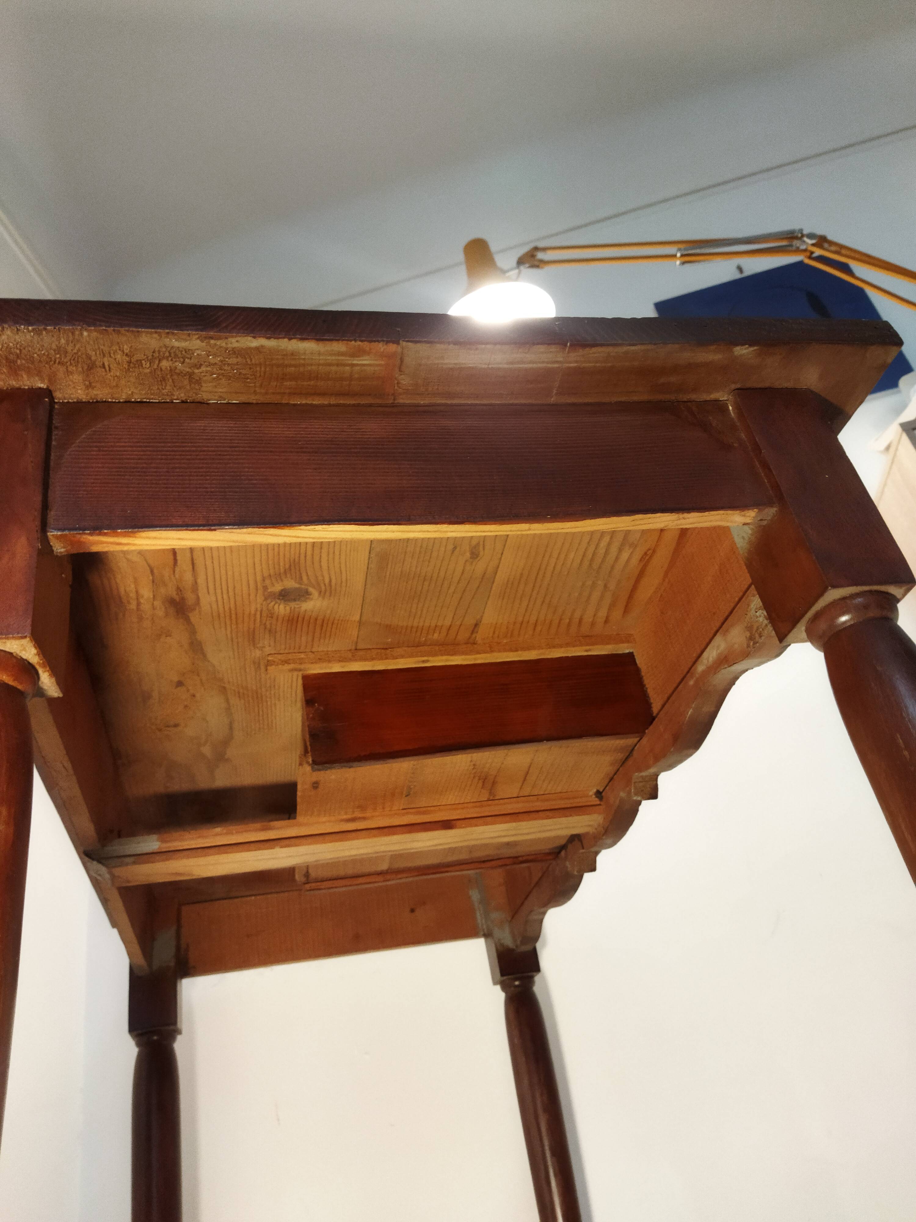 Desk feet spindles
