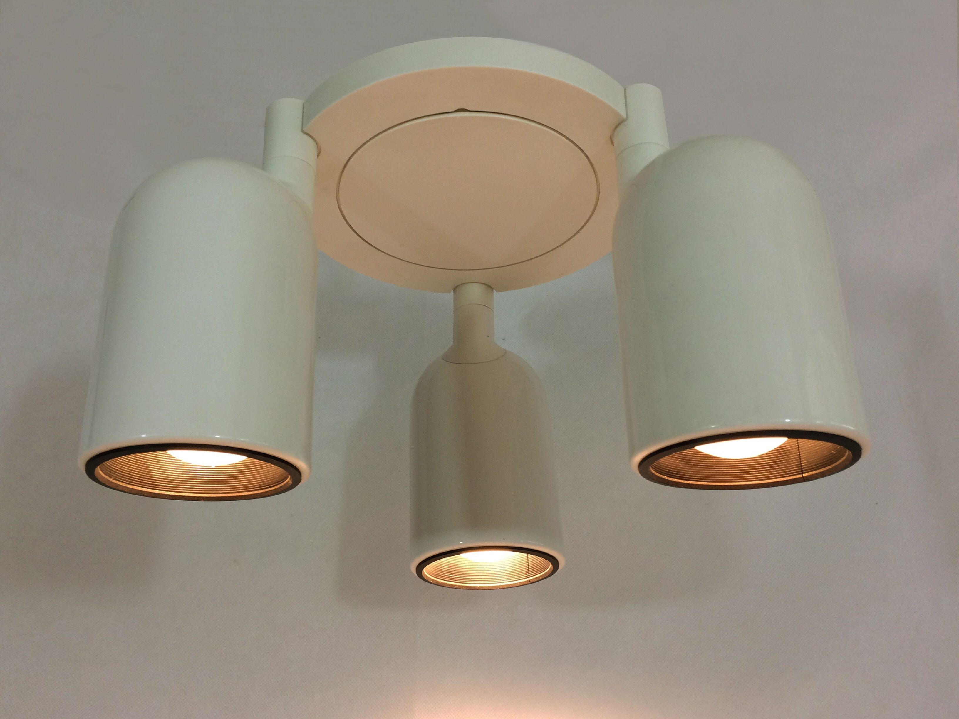3-spot lase-white metal orientable ceiling light. Kema Keur. Year 80