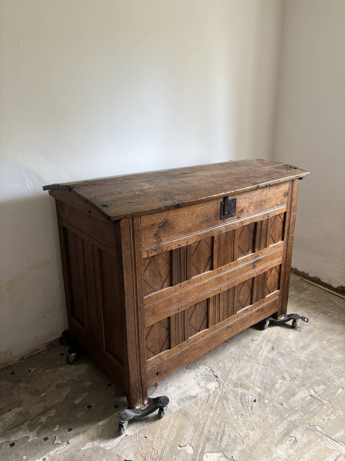 Antique oak chest from the 17th to 18th century.