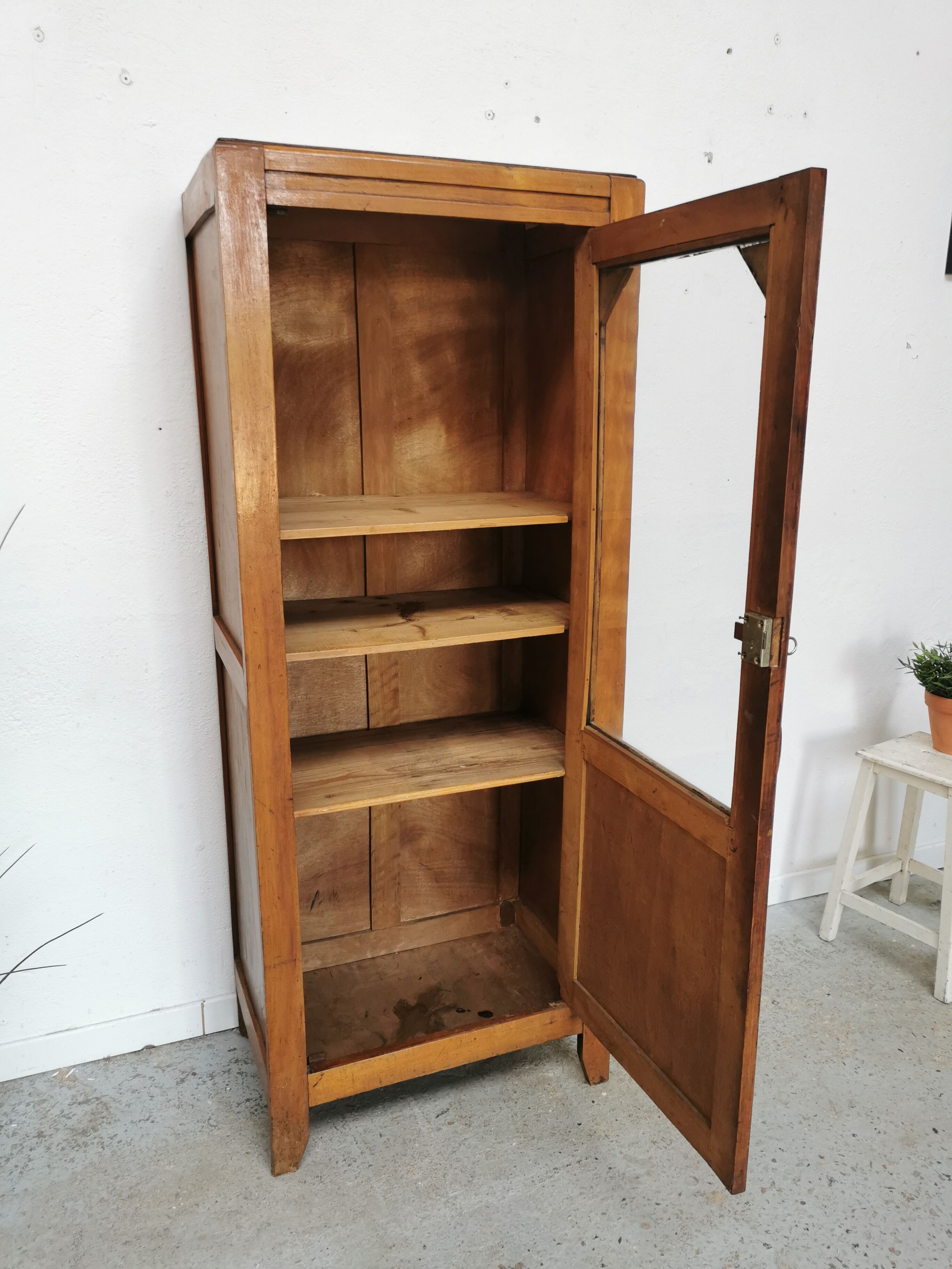 Armoire parisienne vitrée