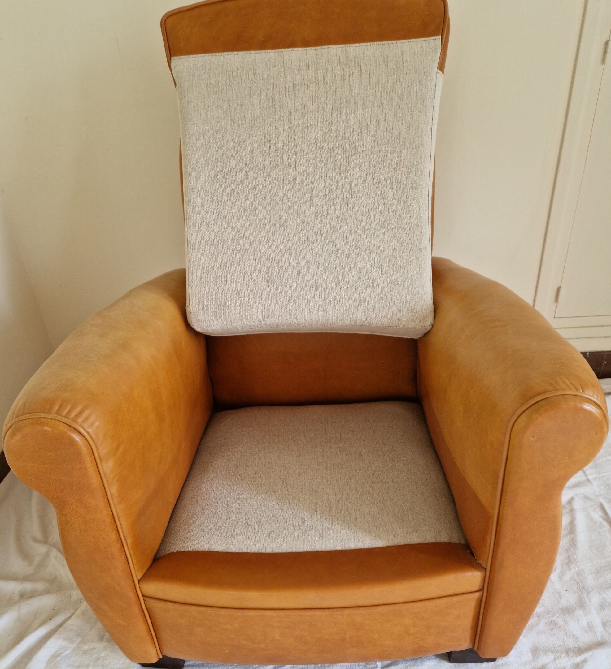 Vintage cognac leather club chair – natural patina – 1970s style