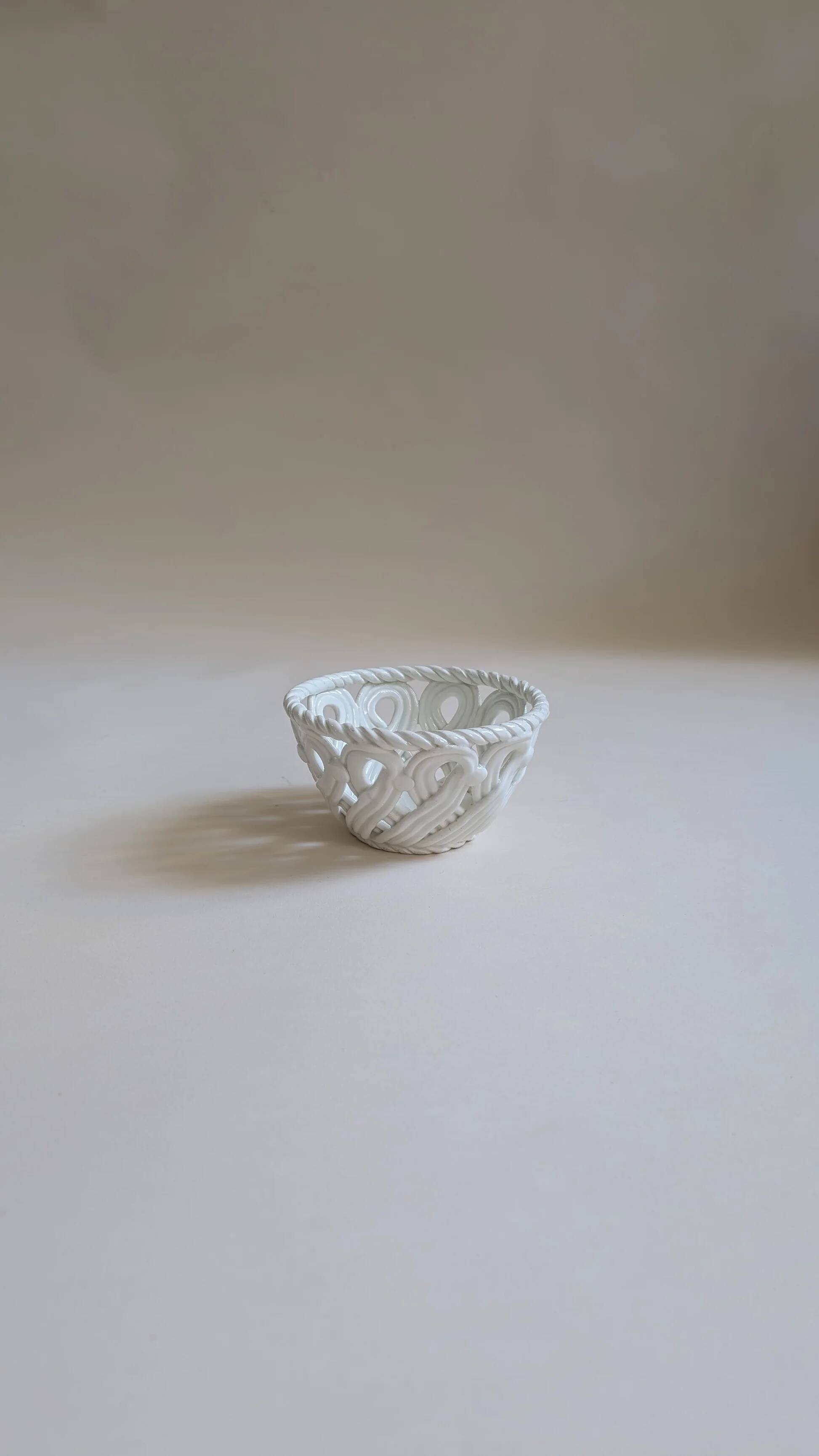 Woven ceramic pocket emptier – Spain