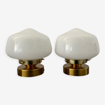 Paire d’appliques globe en opaline blanche électrifiées à neuf