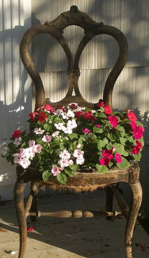 Chaise ancienne décoration florale balcon jardin