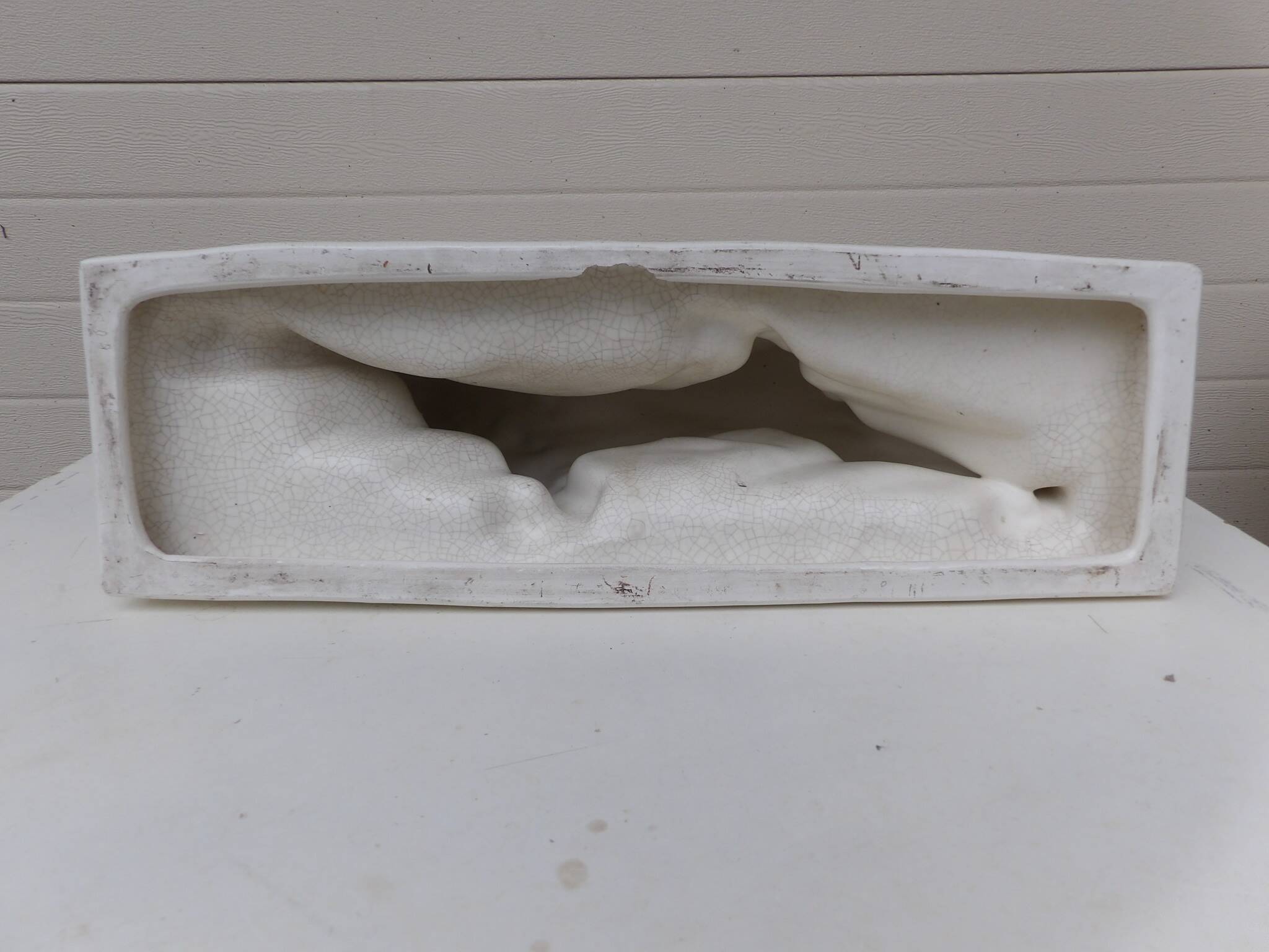 Cracked ceramic lion