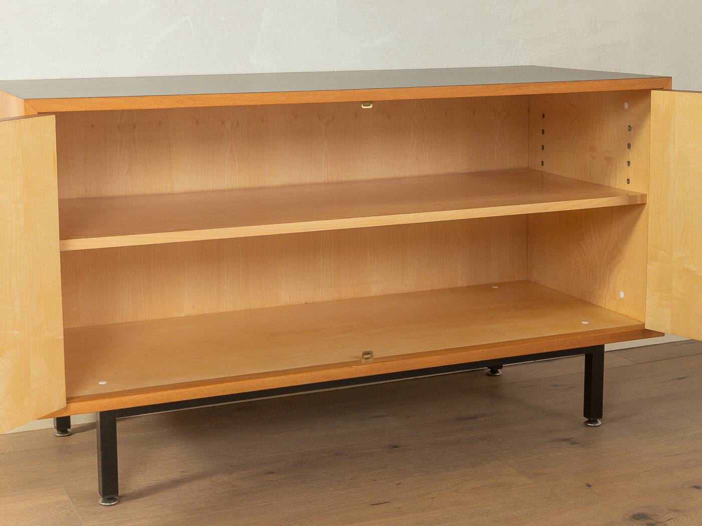 Buffet des années 1960, placage noyer, pieds en acier noir