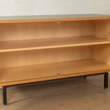 Buffet des années 1960, placage noyer, pieds en acier noir