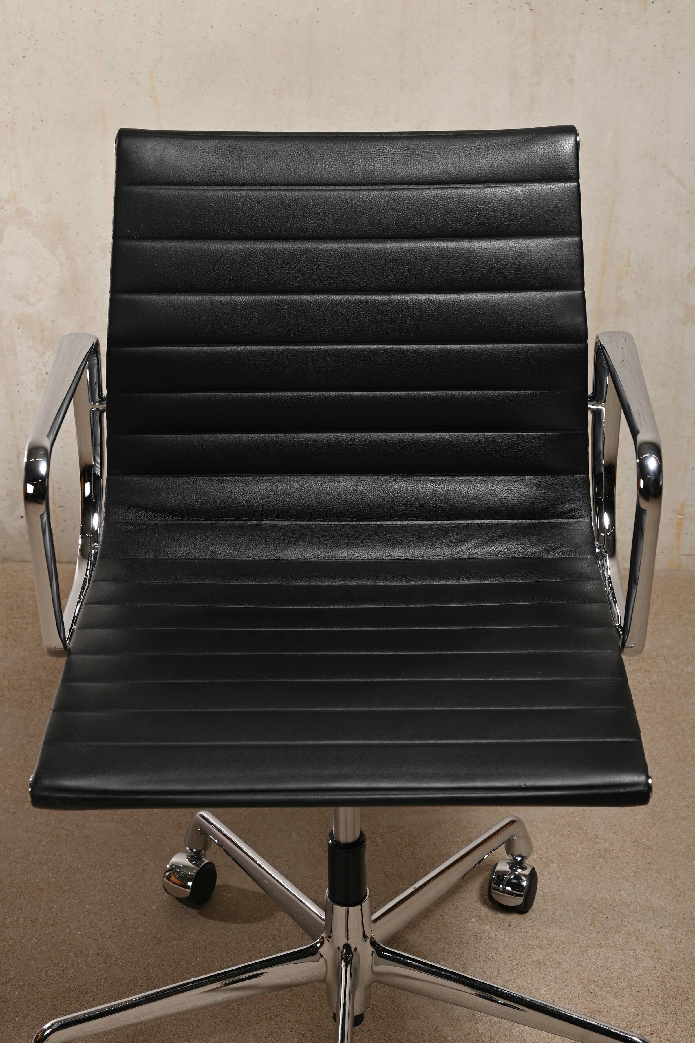 Charles & Ray Eames EA117 Office Chair in Black Leather and Chrome, Vitra