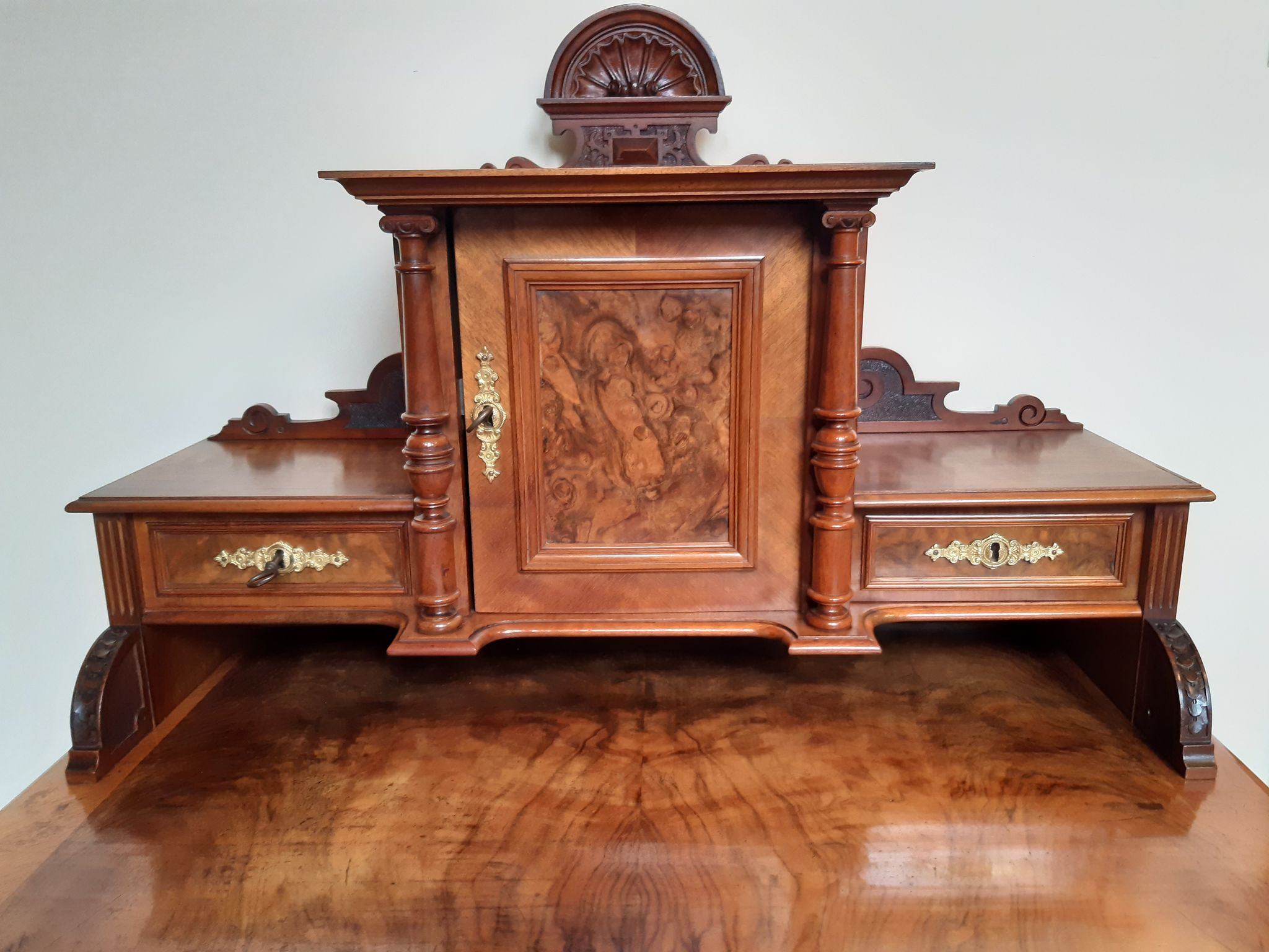 Old-standing desk in solid walnut and walnut veneer, period Alsace