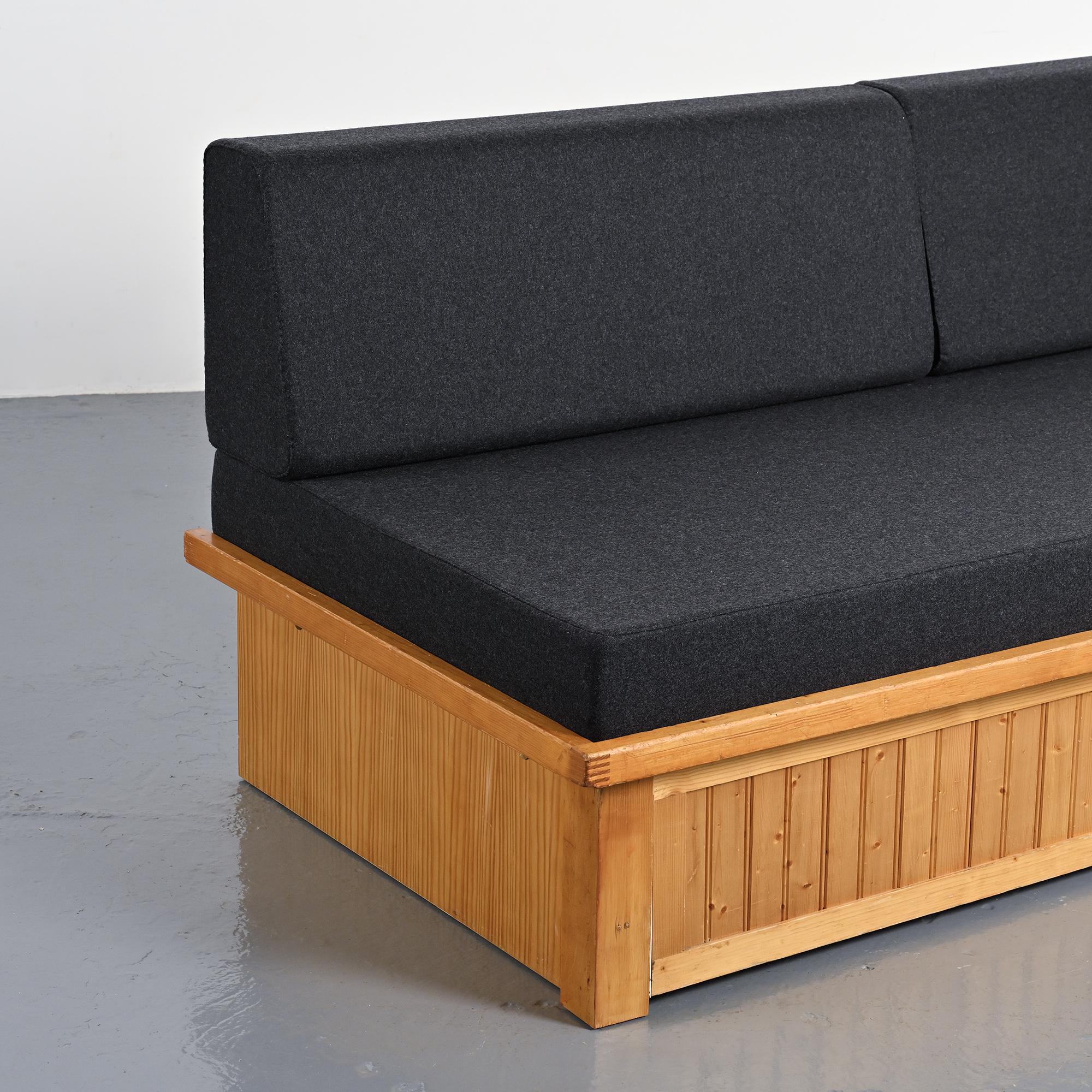 Banquette-lit dessinée par Charlotte Perriand pour Les Arcs, circa 1970.