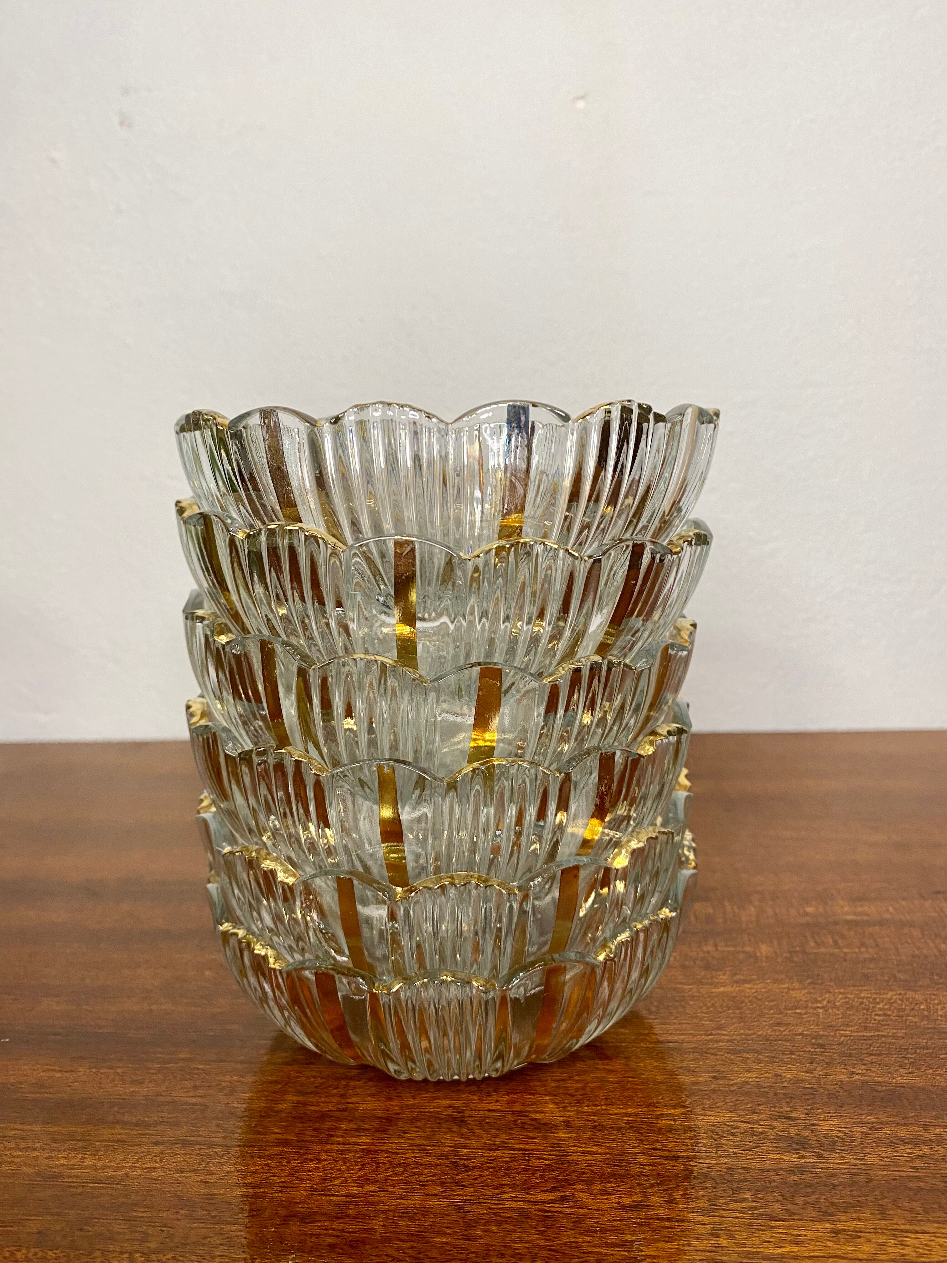 Salad bowl and its golden cups